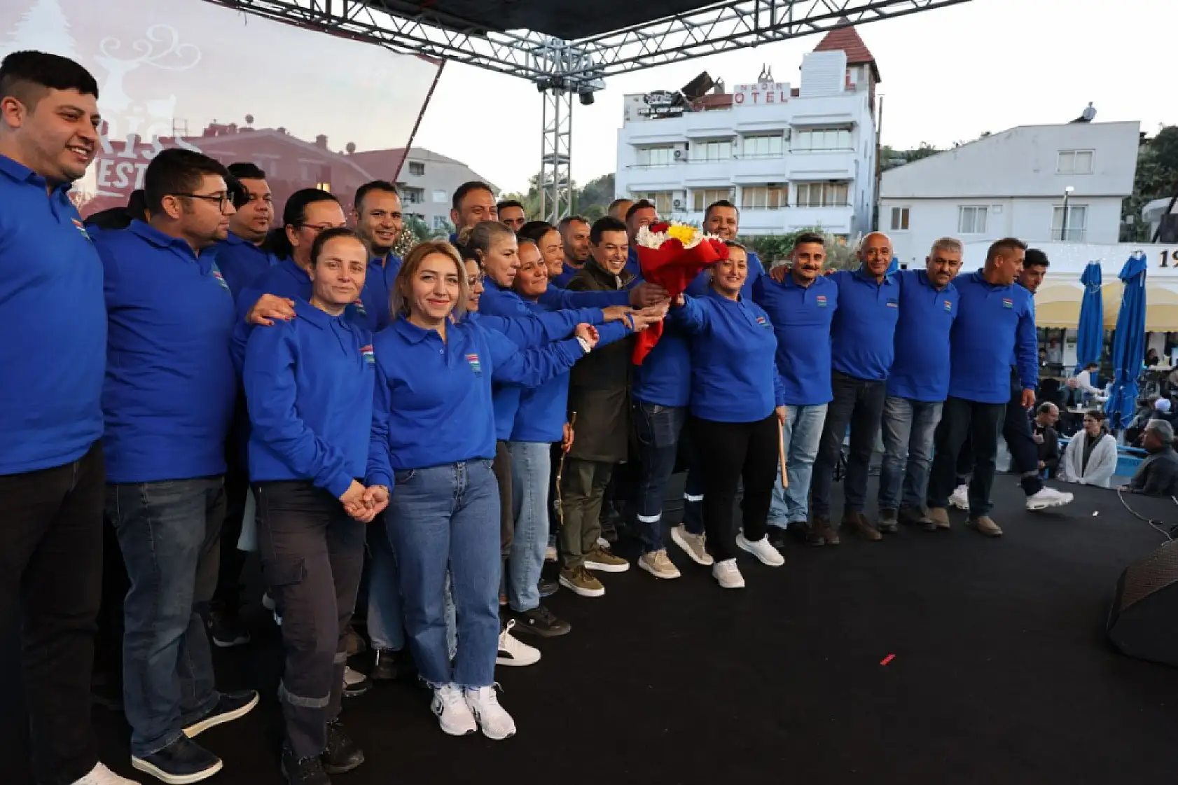 Sıfır atığa dikkati çekmek için çöpten topladıkları atıklardan enstrüman yapıp konser verdiler