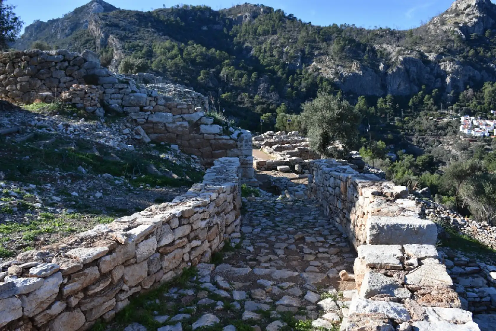 Marmaris'teki Amos Antik Kenti'nde Asur Tanrıçası İştar betimlemeli gümüş kolye bulundu