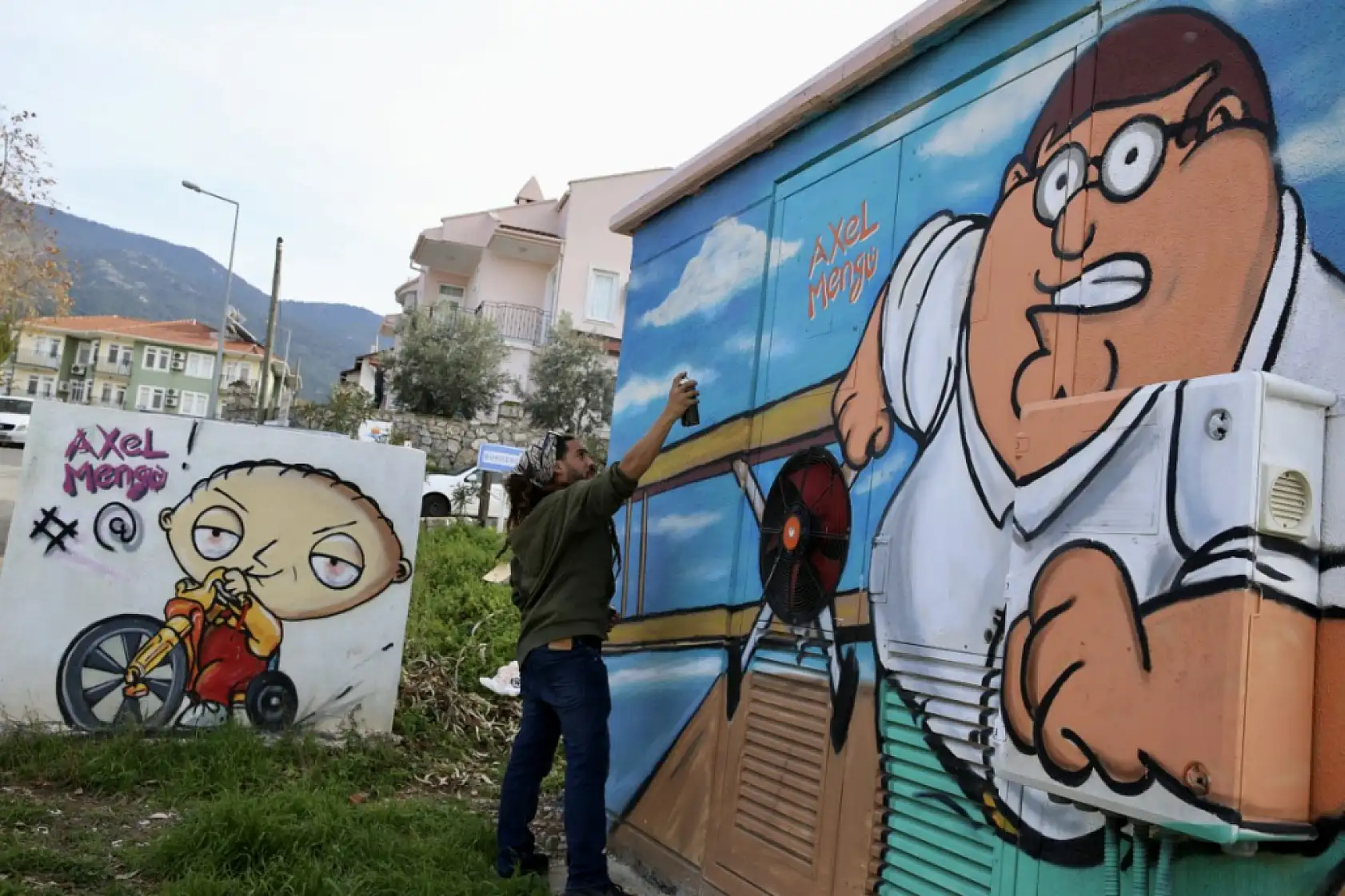 'Grafiti' sanatçısı Axel Mengü, Fethiye'ye renk katıyor