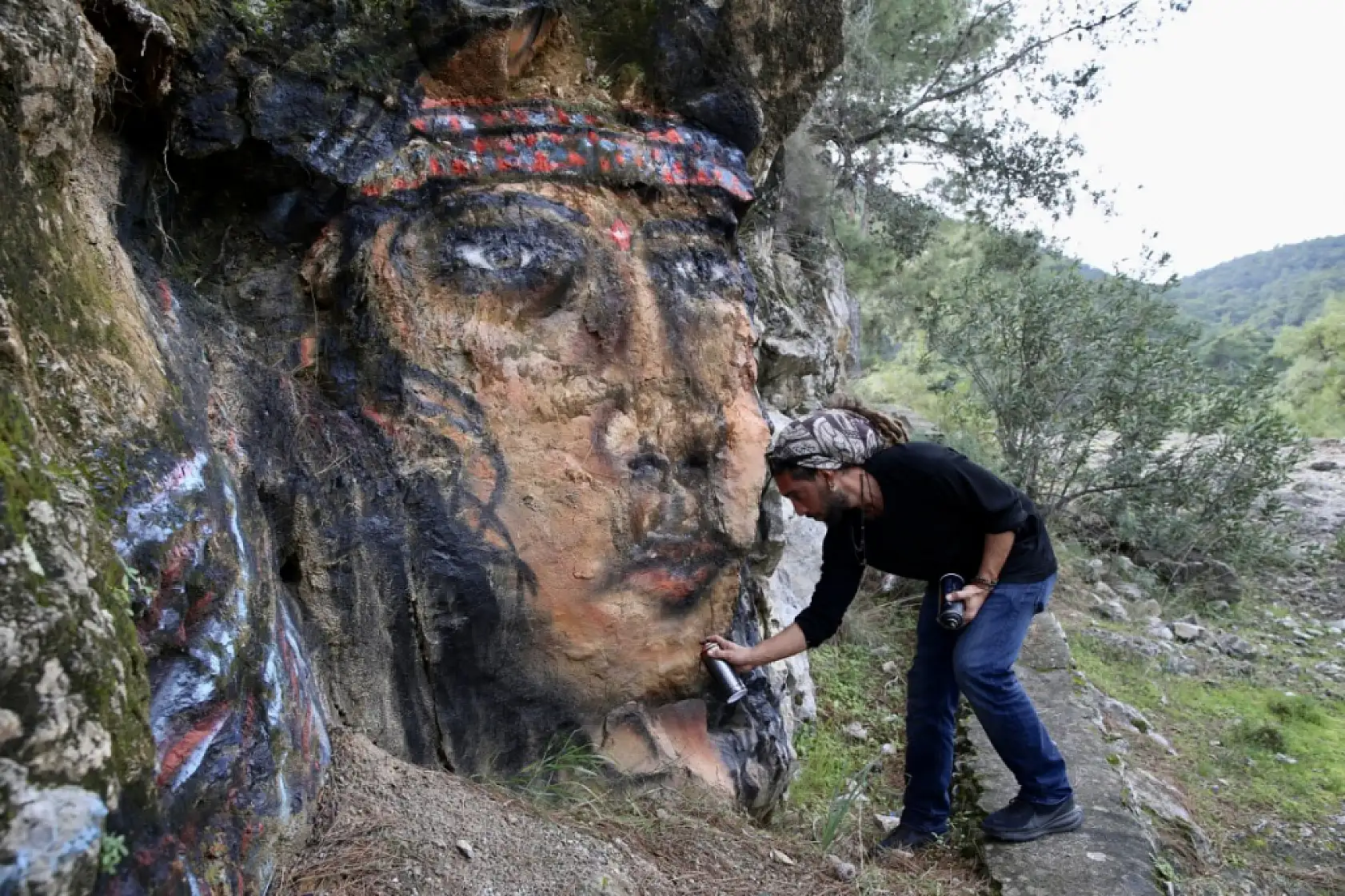 'Grafiti' sanatçısı Axel Mengü, Fethiye'ye renk katıyor