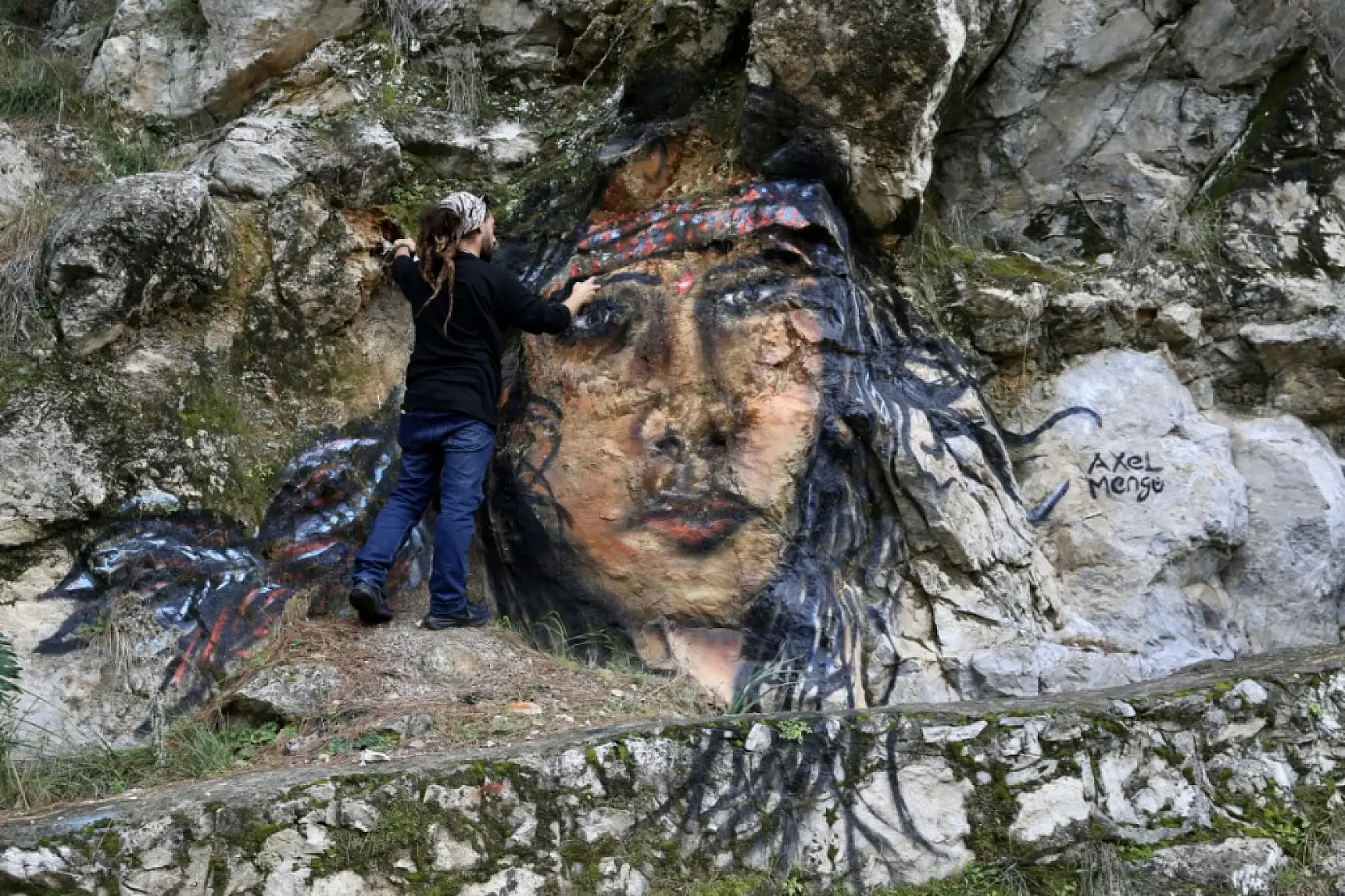 'Grafiti' sanatçısı Axel Mengü, Fethiye'ye renk katıyor