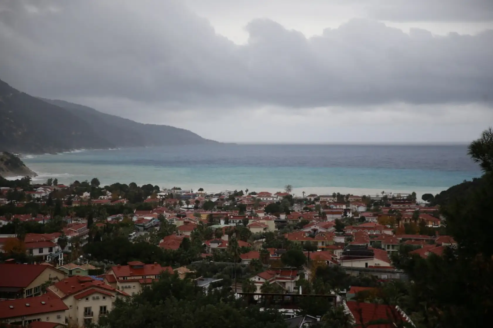 Fethiye'de sağanak sonrası Ölüdeniz'in rengi değişti