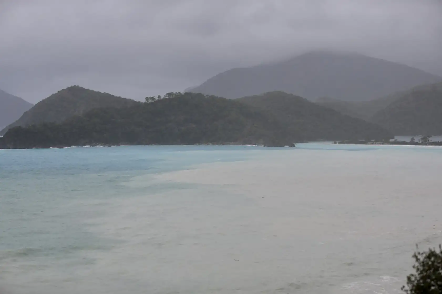 Fethiye'de sağanak sonrası Ölüdeniz'in rengi değişti