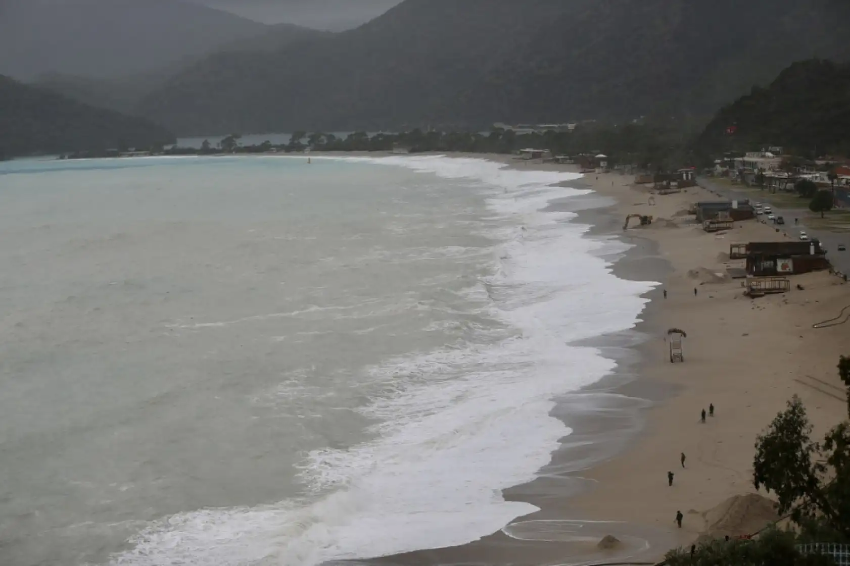 Fethiye'de sağanak sonrası Ölüdeniz'in rengi değişti