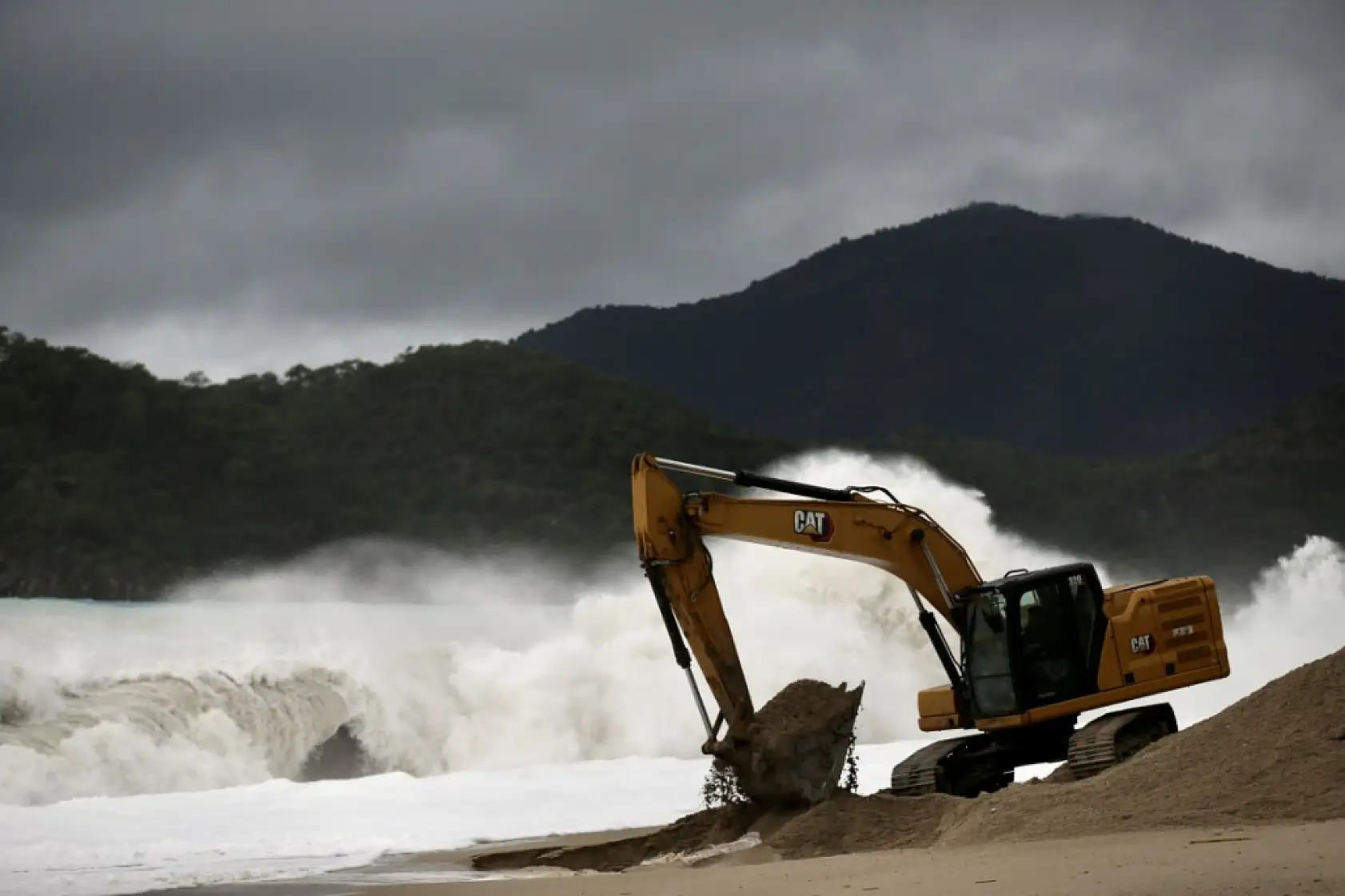 Fethiye'de sağanak sonrası Ölüdeniz'in rengi değişti