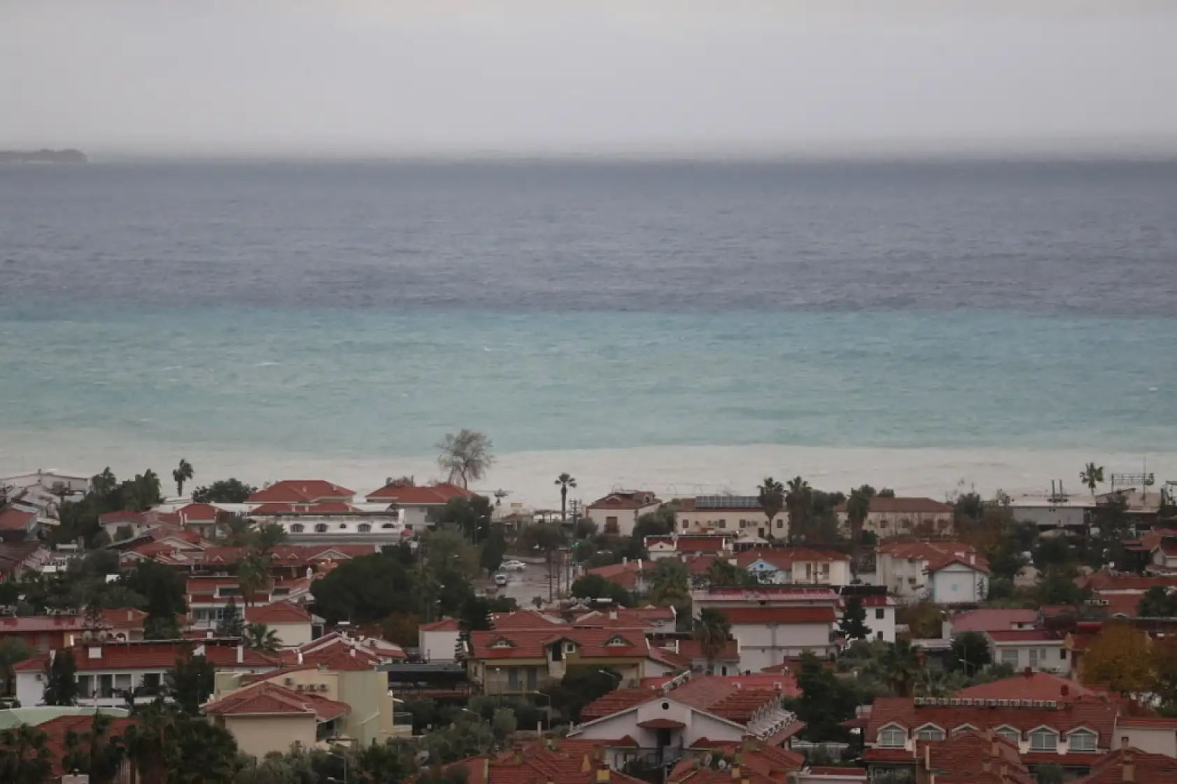 Fethiye'de sağanak sonrası Ölüdeniz'in rengi değişti