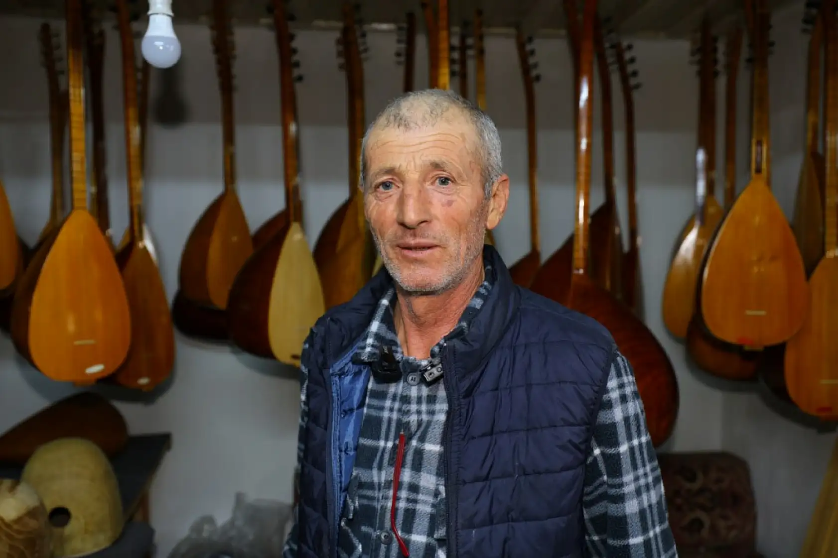 Seydikemerli Orhan usta 37 yıldır 5 metrekarelik atölyesinde bağlama ve cura üretiyor