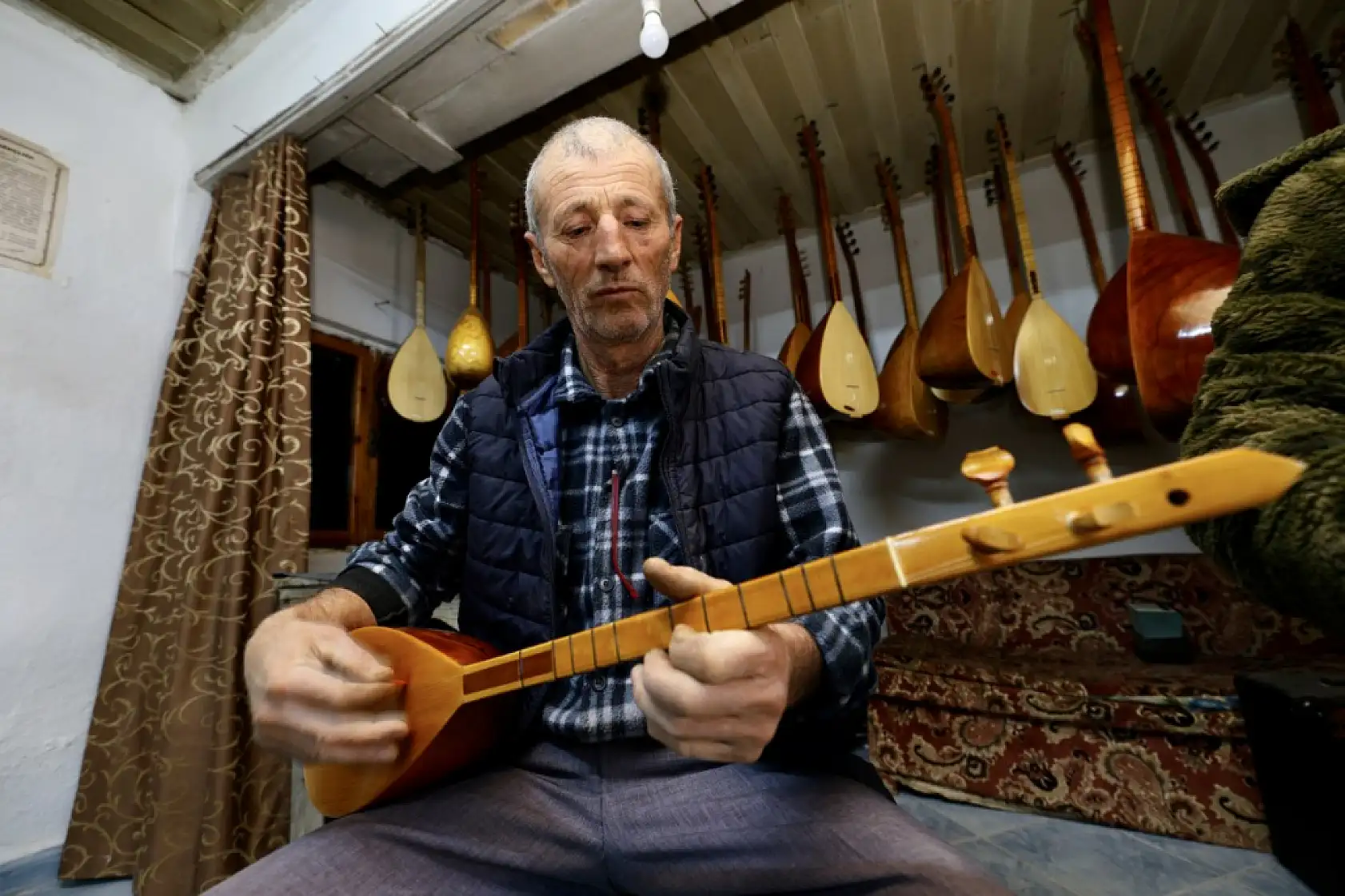 Seydikemerli Orhan usta 37 yıldır 5 metrekarelik atölyesinde bağlama ve cura üretiyor