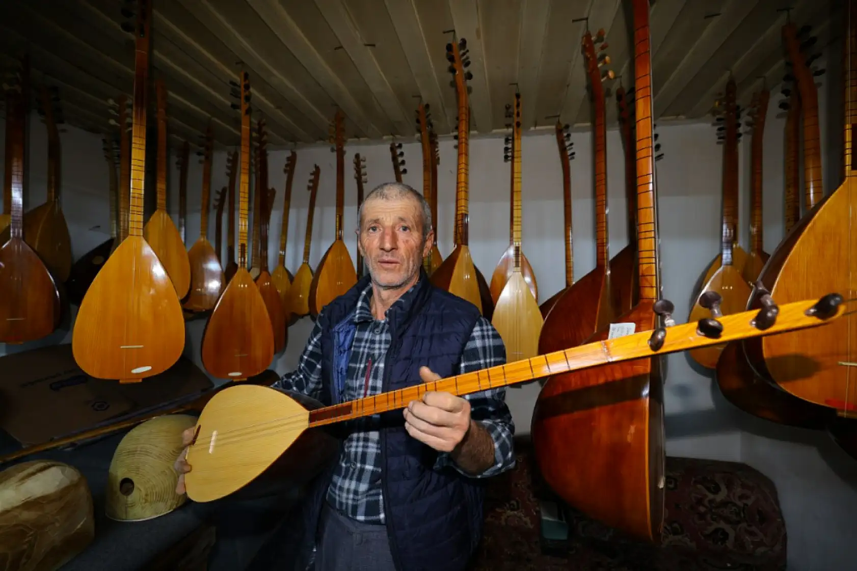 Seydikemerli Orhan usta 37 yıldır 5 metrekarelik atölyesinde bağlama ve cura üretiyor