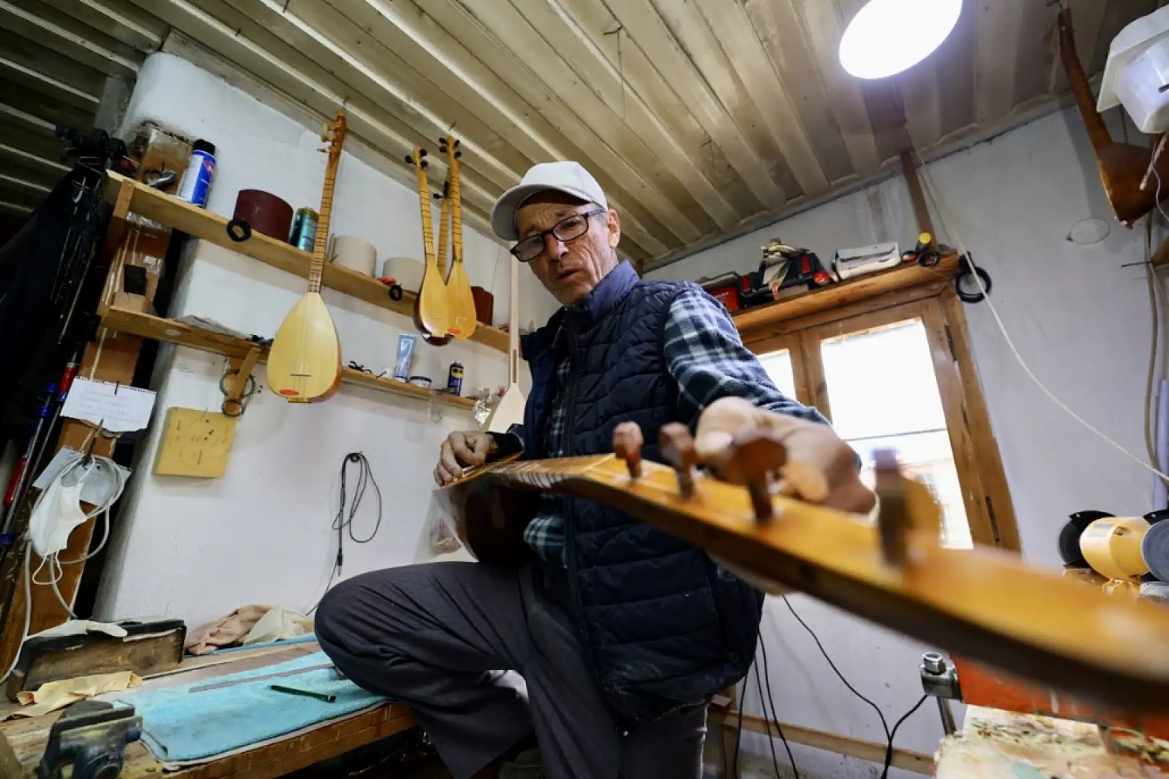 Seydikemerli Orhan usta 37 yıldır 5 metrekarelik atölyesinde bağlama ve cura üretiyor