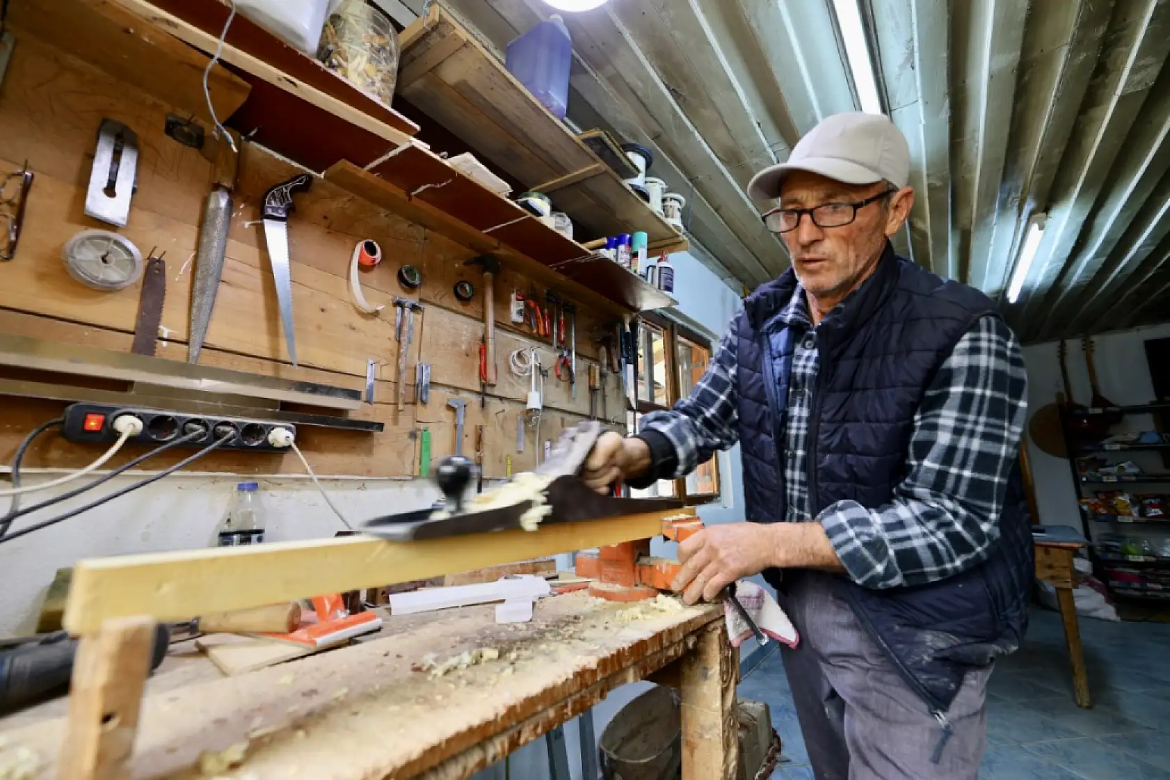 Seydikemerli Orhan usta 37 yıldır 5 metrekarelik atölyesinde bağlama ve cura üretiyor