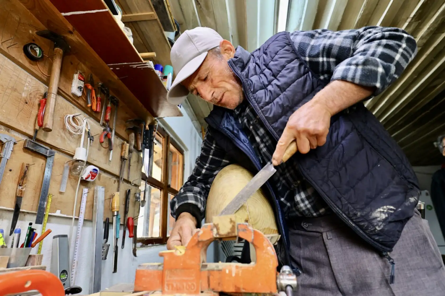 Seydikemerli Orhan usta 37 yıldır 5 metrekarelik atölyesinde bağlama ve cura üretiyor