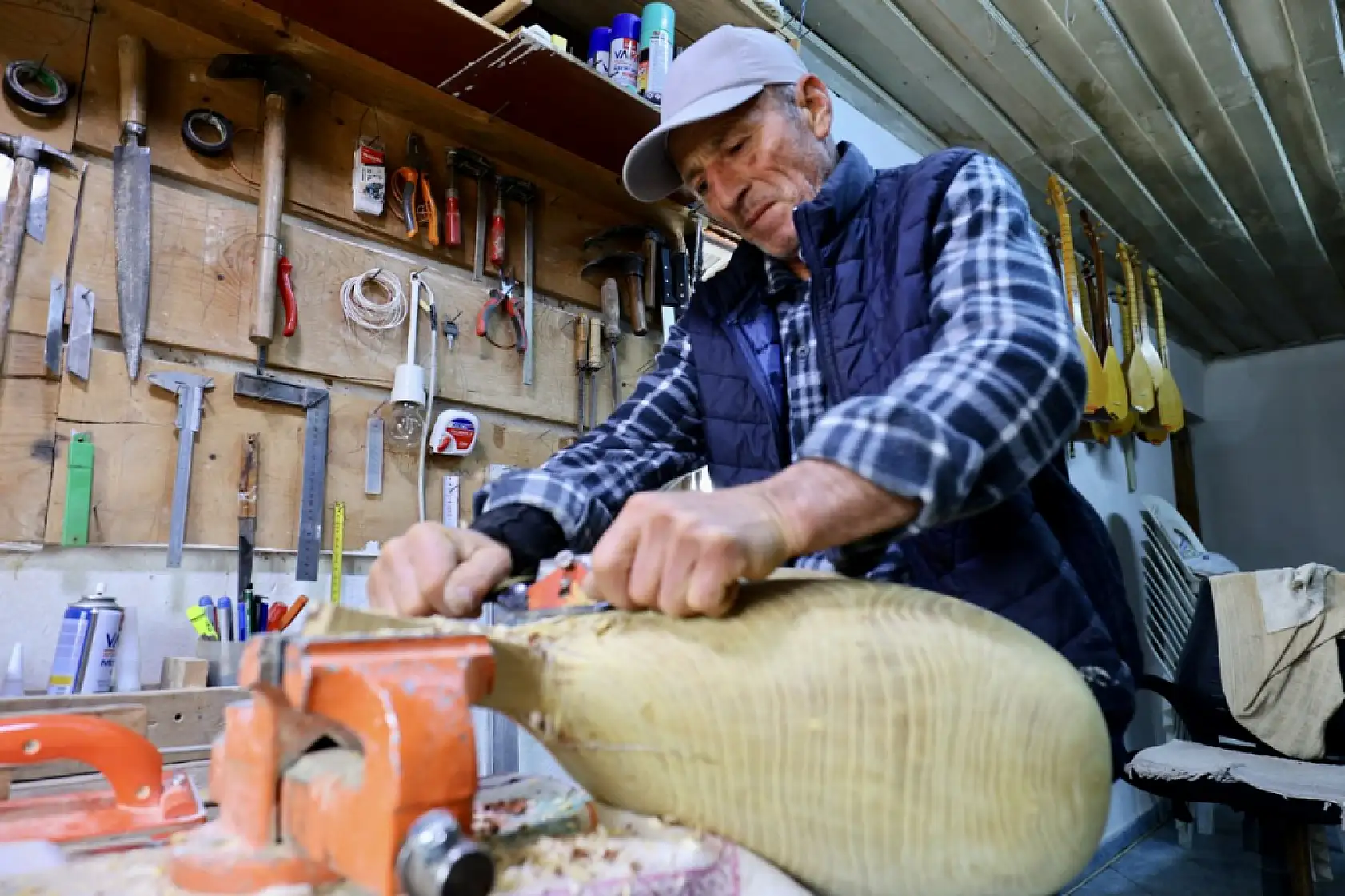 Seydikemerli Orhan usta 37 yıldır 5 metrekarelik atölyesinde bağlama ve cura üretiyor
