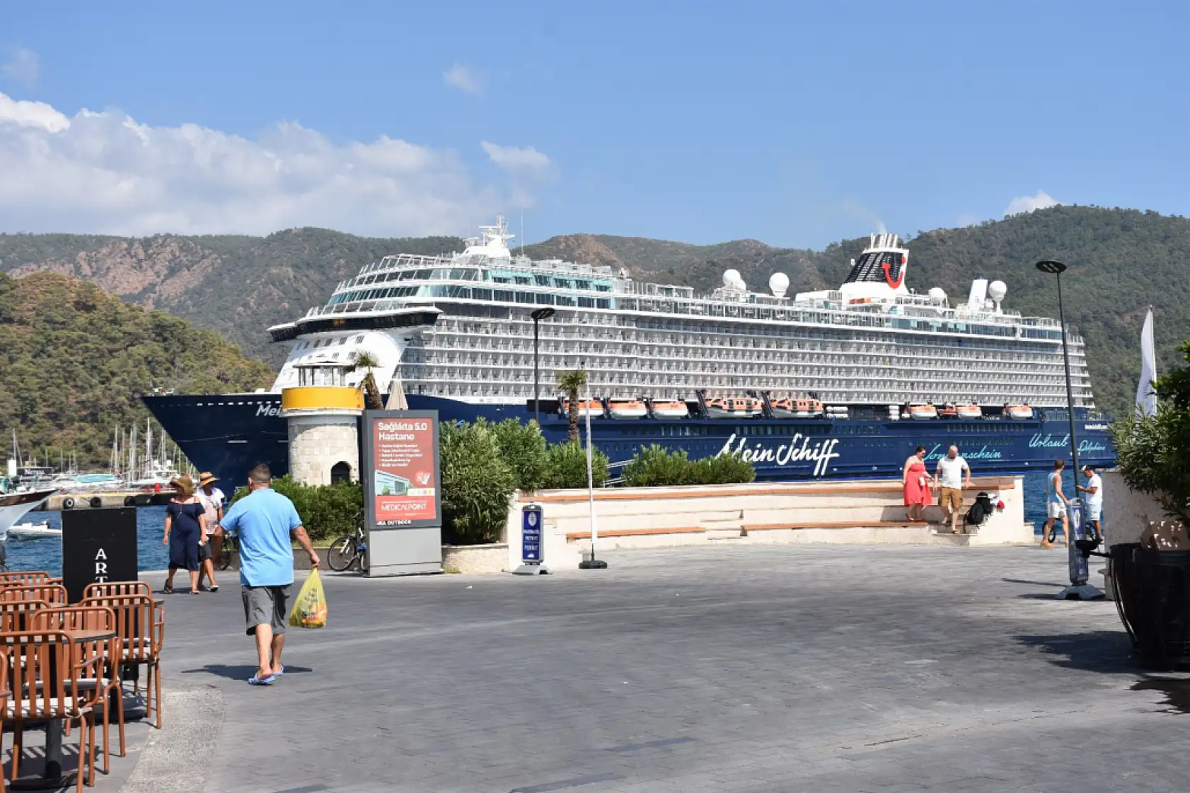 Dev kruvaziyer 'Mein Schiff 5' Marmaris Limanı'na yanaştı