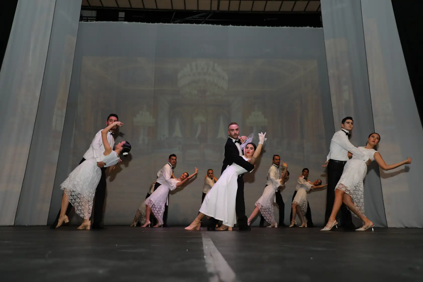 Muğla'da Ata'yla Son Dans İzleyicileri Büyüledi