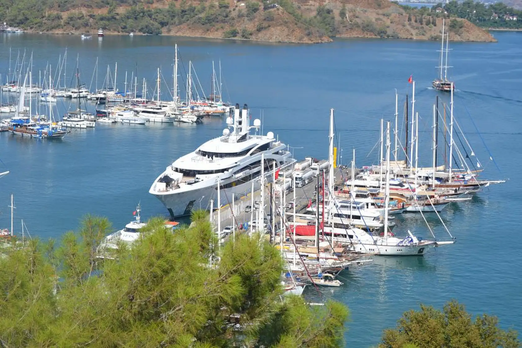 Kazak Milyarderin Mega Yatı Fethiye'ye Geldi