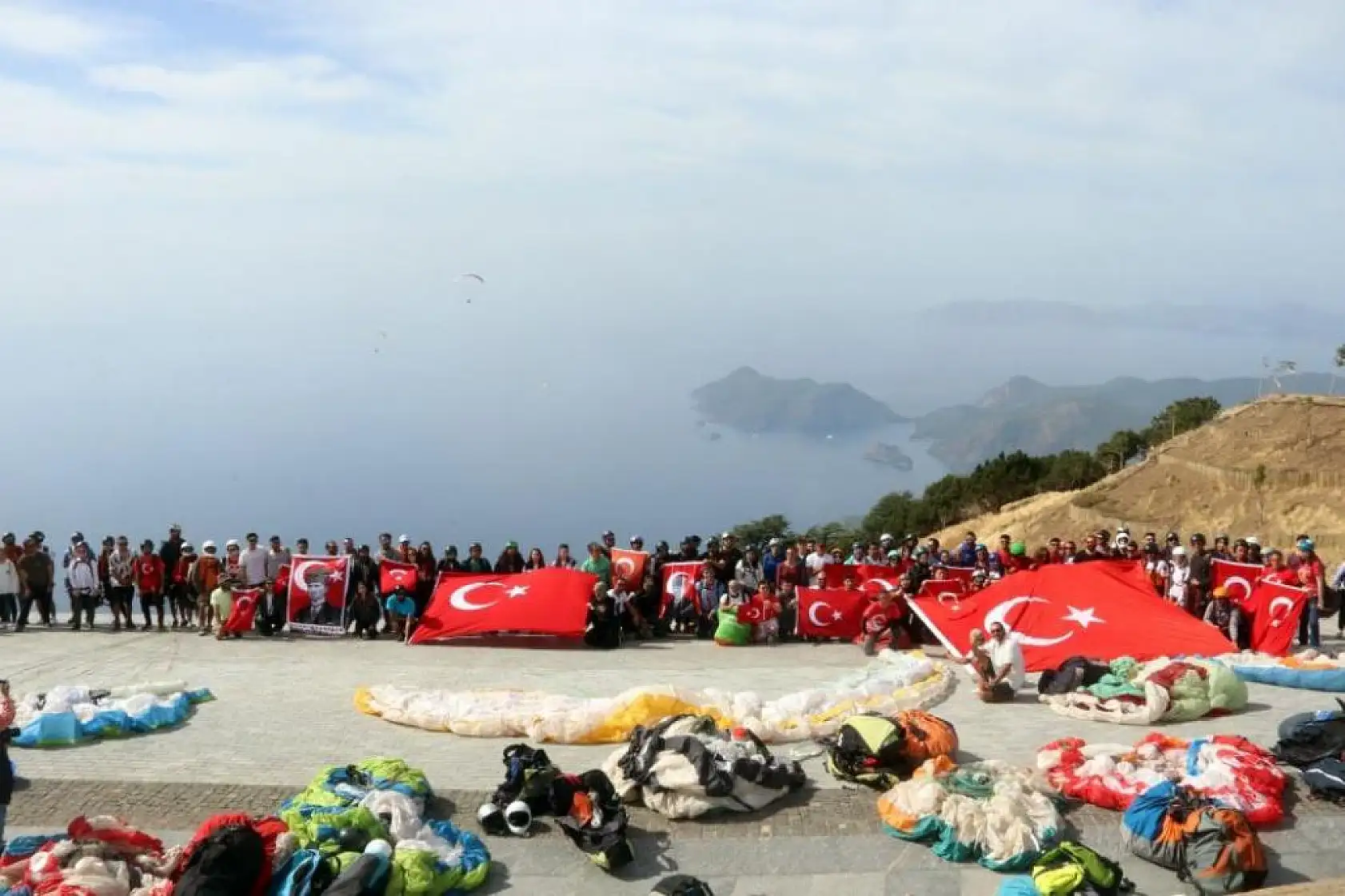 Öğrenciler Türk bayraklarıyla yamaç paraşütü yaptı