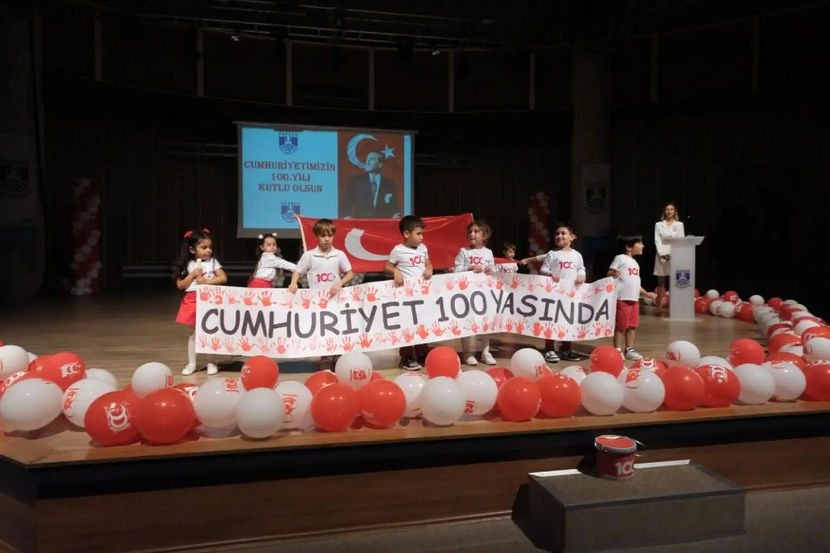 Miniklerden 100'üncü yıl gösterisi