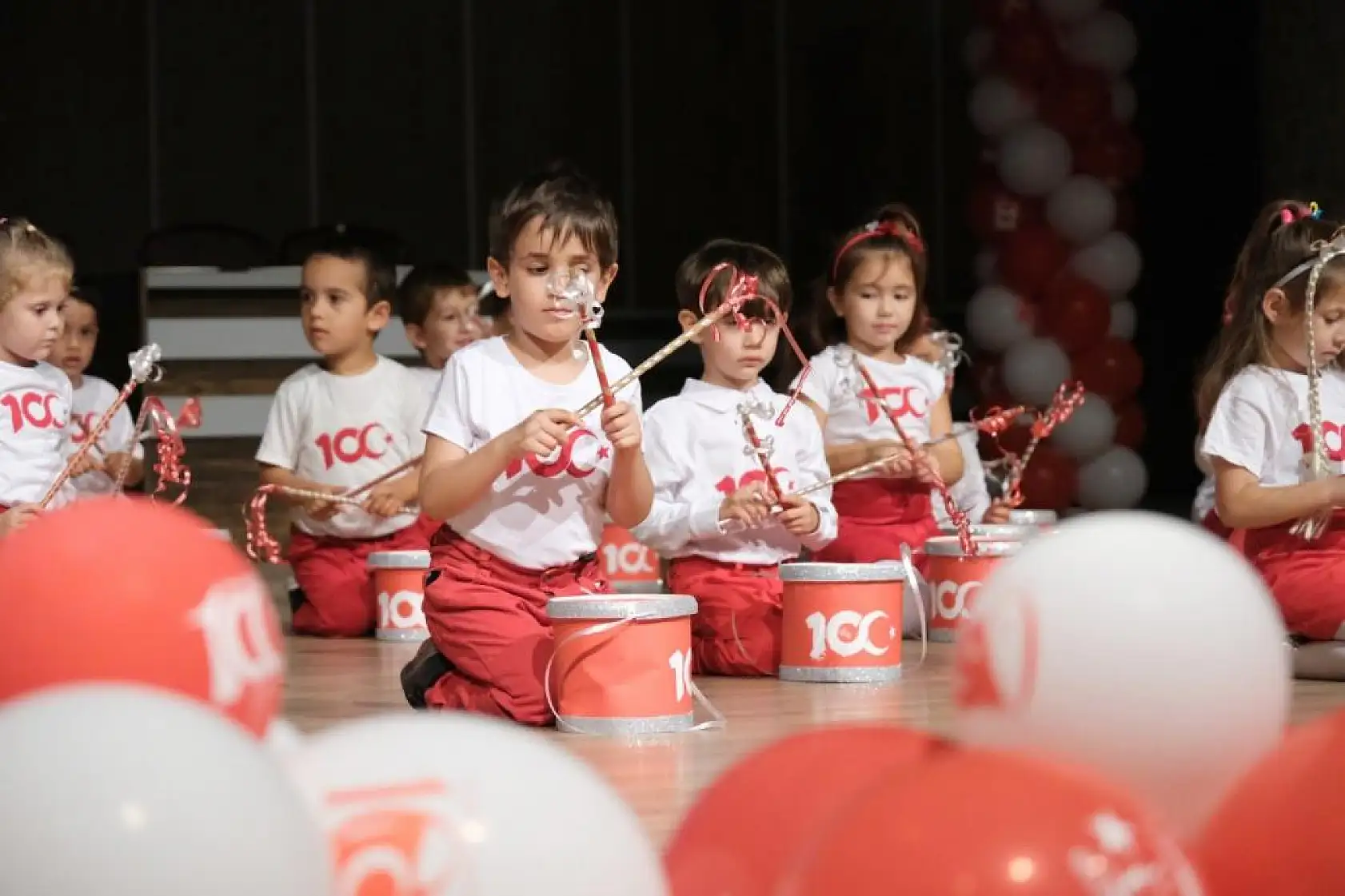 Miniklerden 100'üncü yıl gösterisi