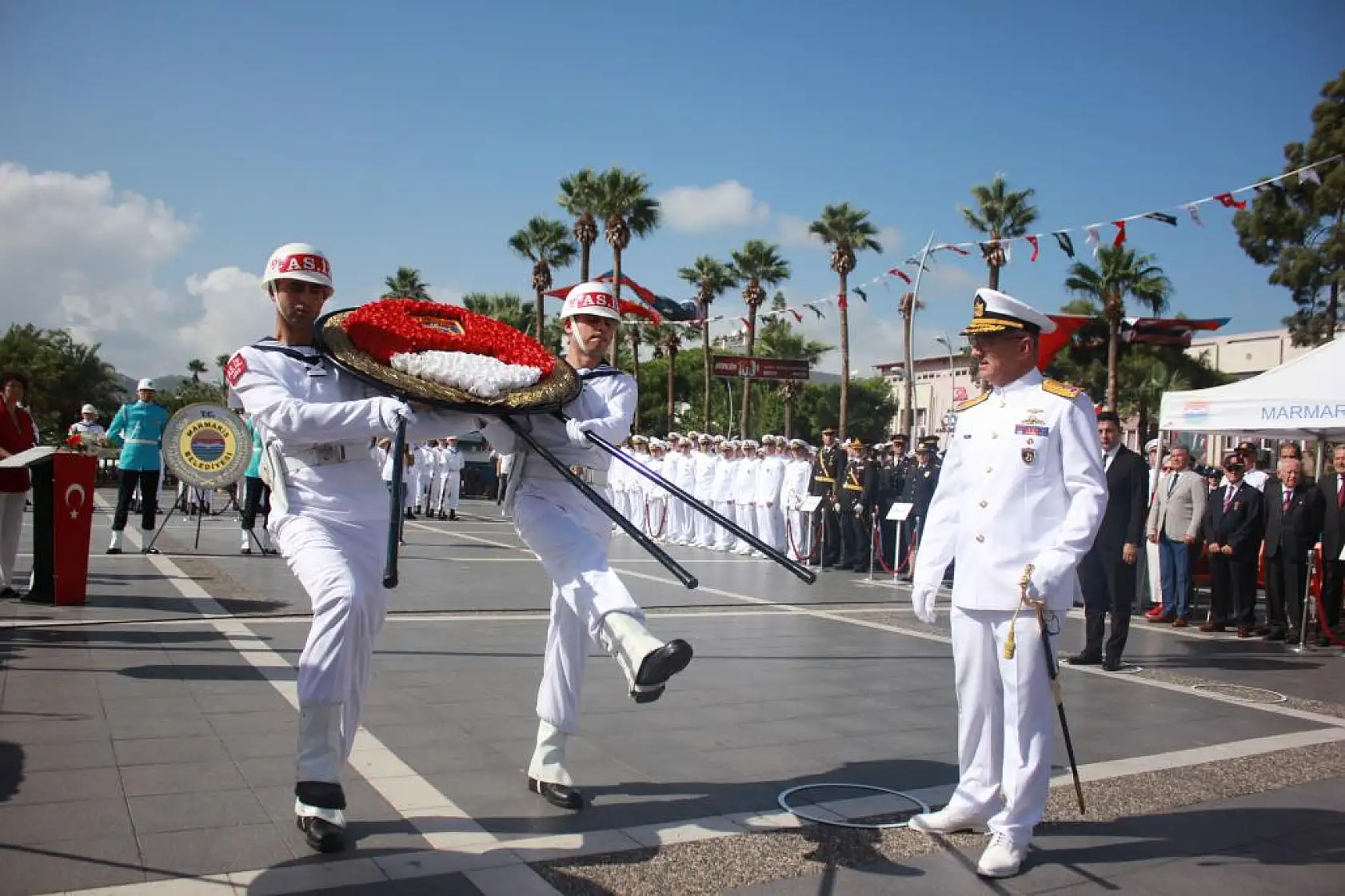 100. yılda Atatürk büstüne çelenk