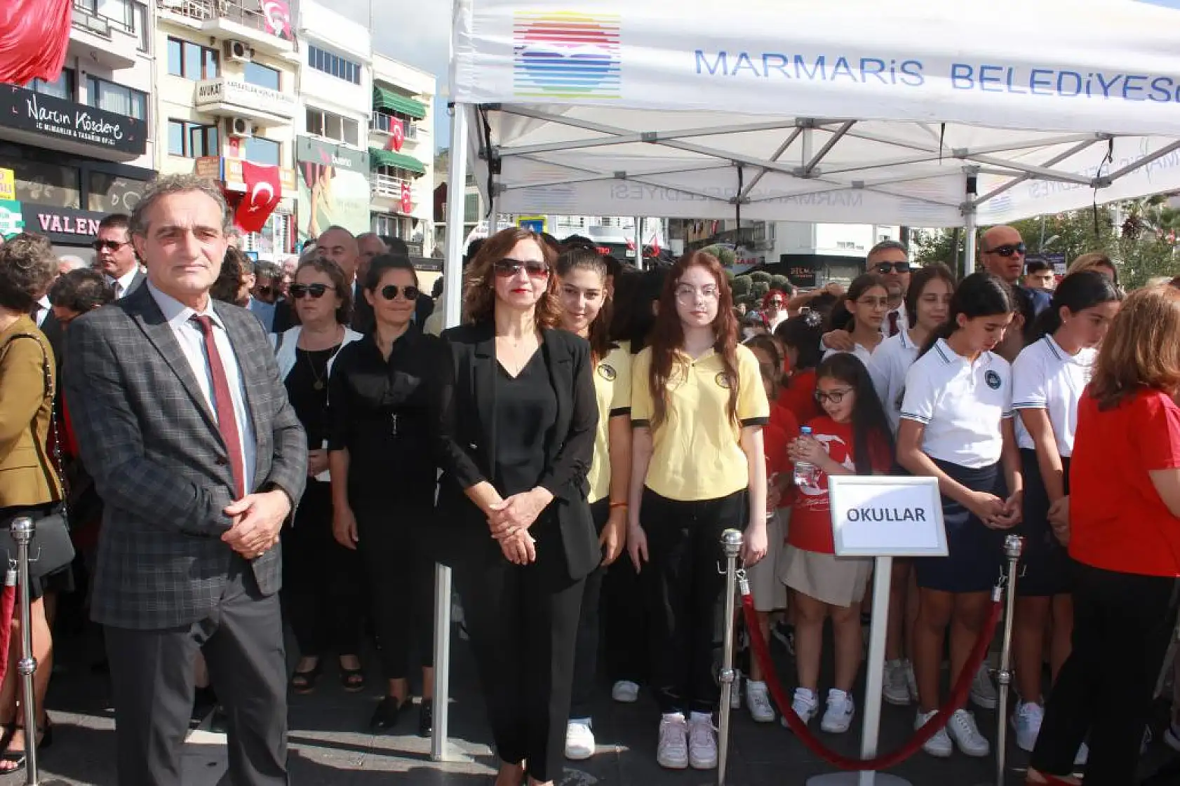 100. yılda Atatürk büstüne çelenk