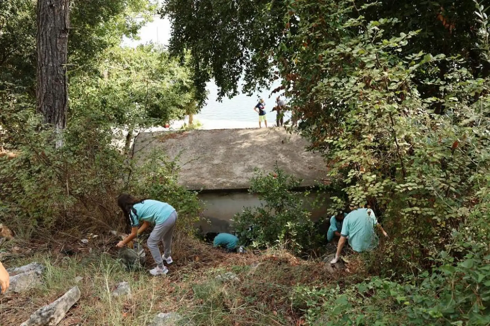 Tatilcilerin çöplerini öğrenciler temizledi
