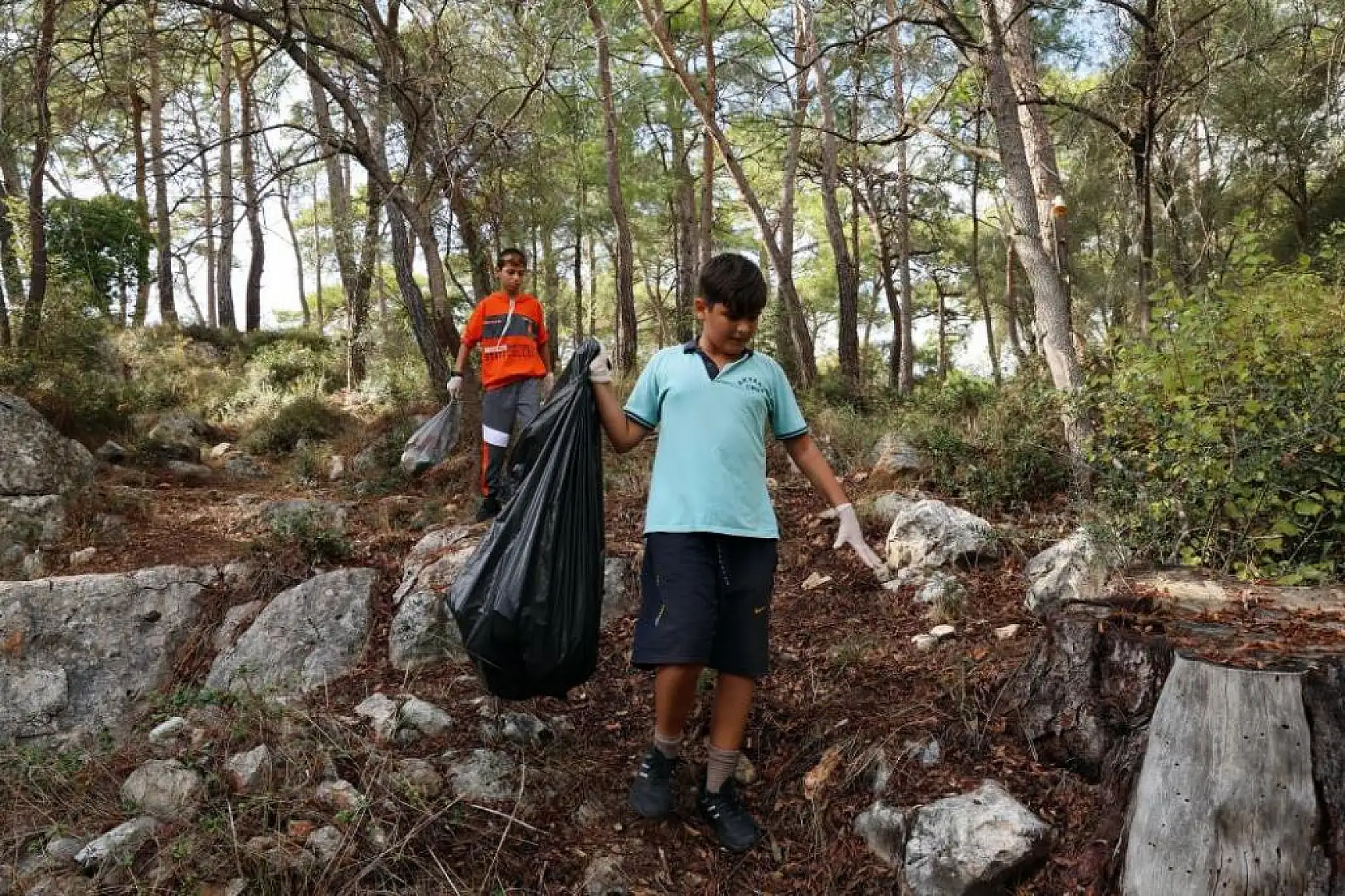Tatilcilerin çöplerini öğrenciler temizledi