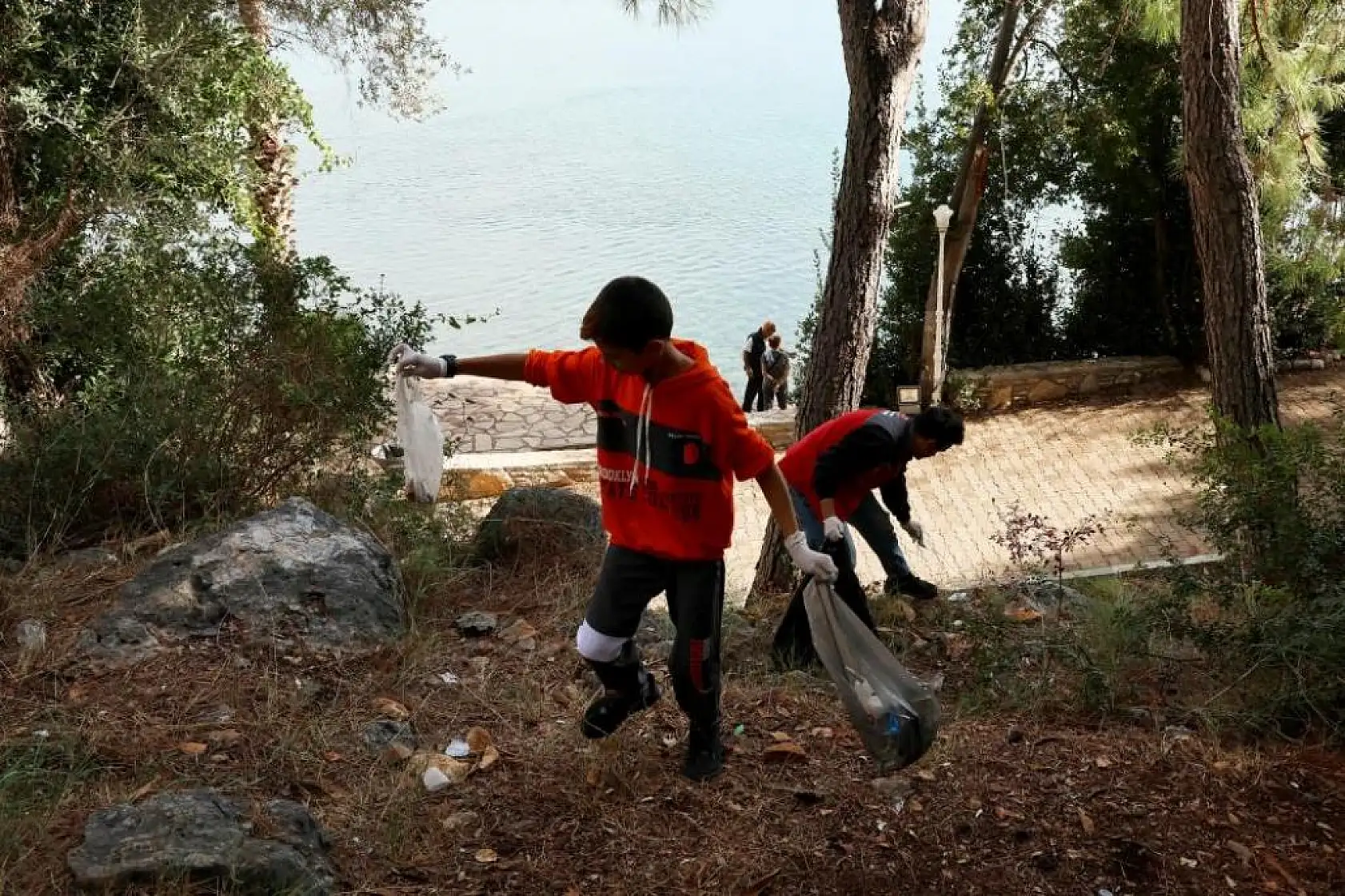 Tatilcilerin çöplerini öğrenciler temizledi