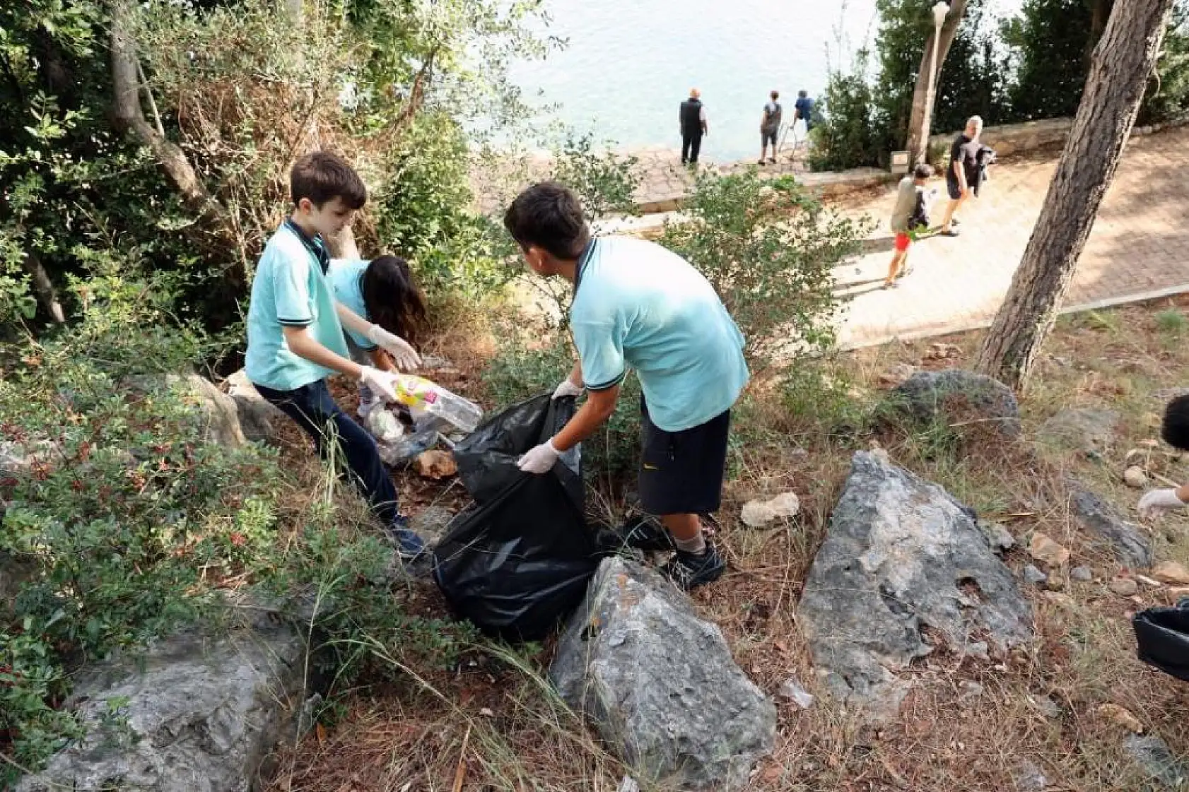 Tatilcilerin çöplerini öğrenciler temizledi