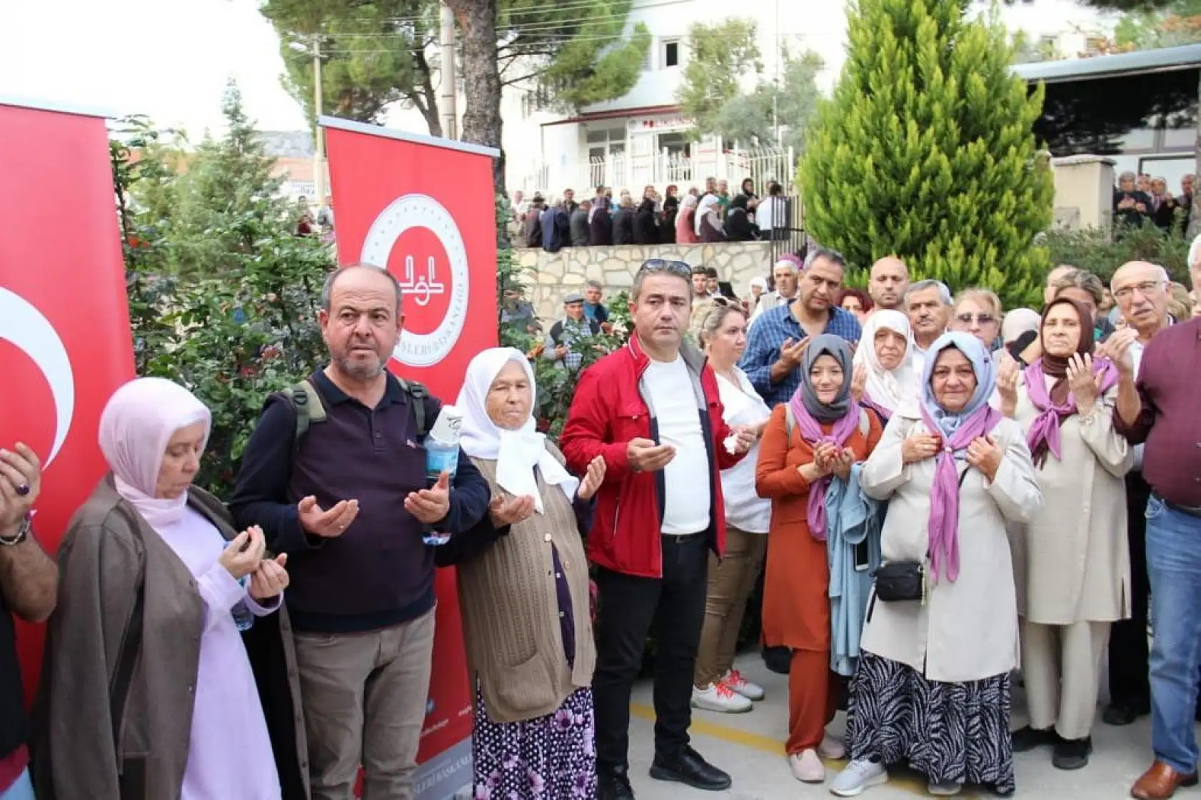 Umreye Giden Vatandaşlar Dualar Eşliğinde Uğurlandı