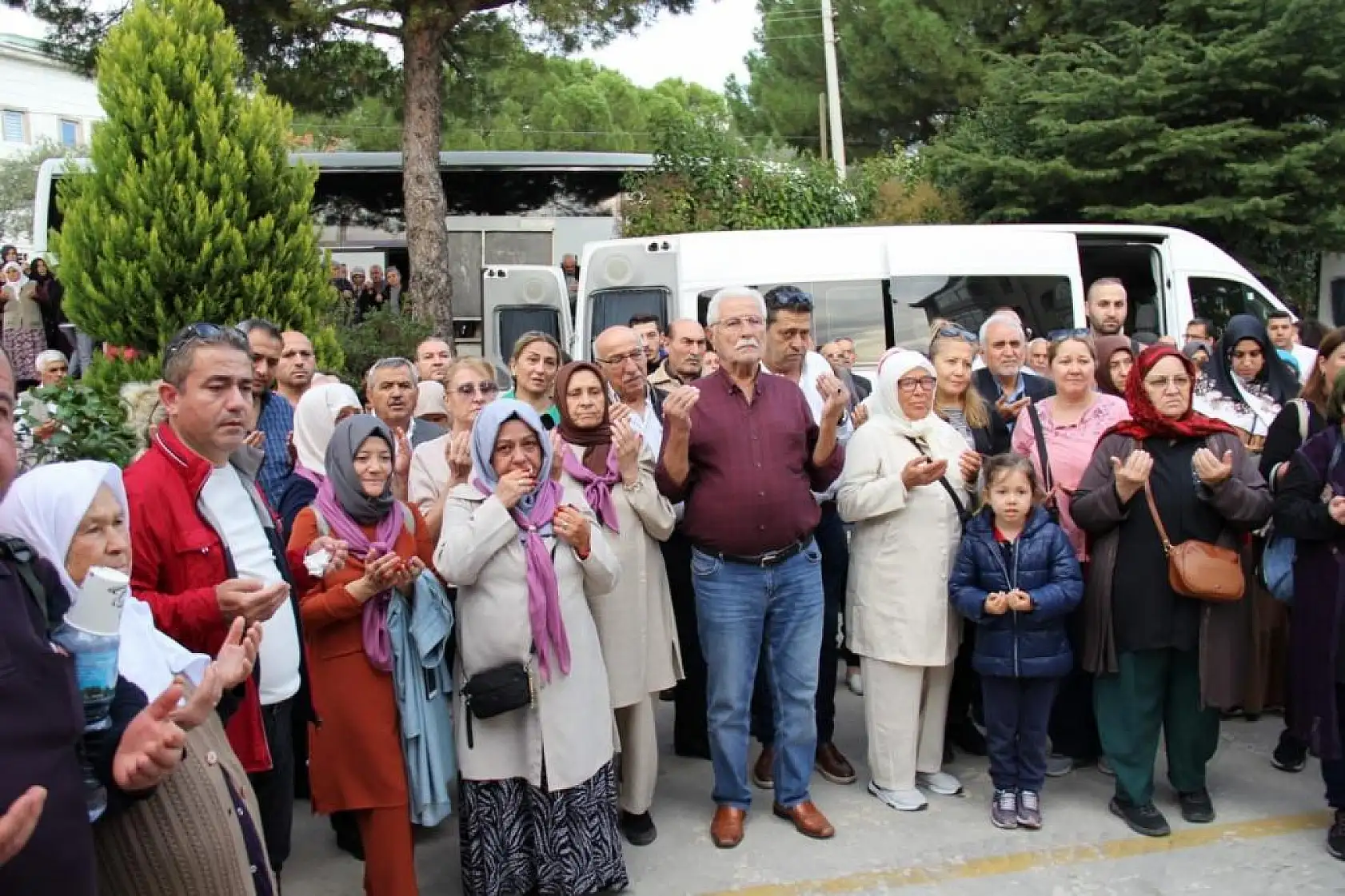 Umreye Giden Vatandaşlar Dualar Eşliğinde Uğurlandı