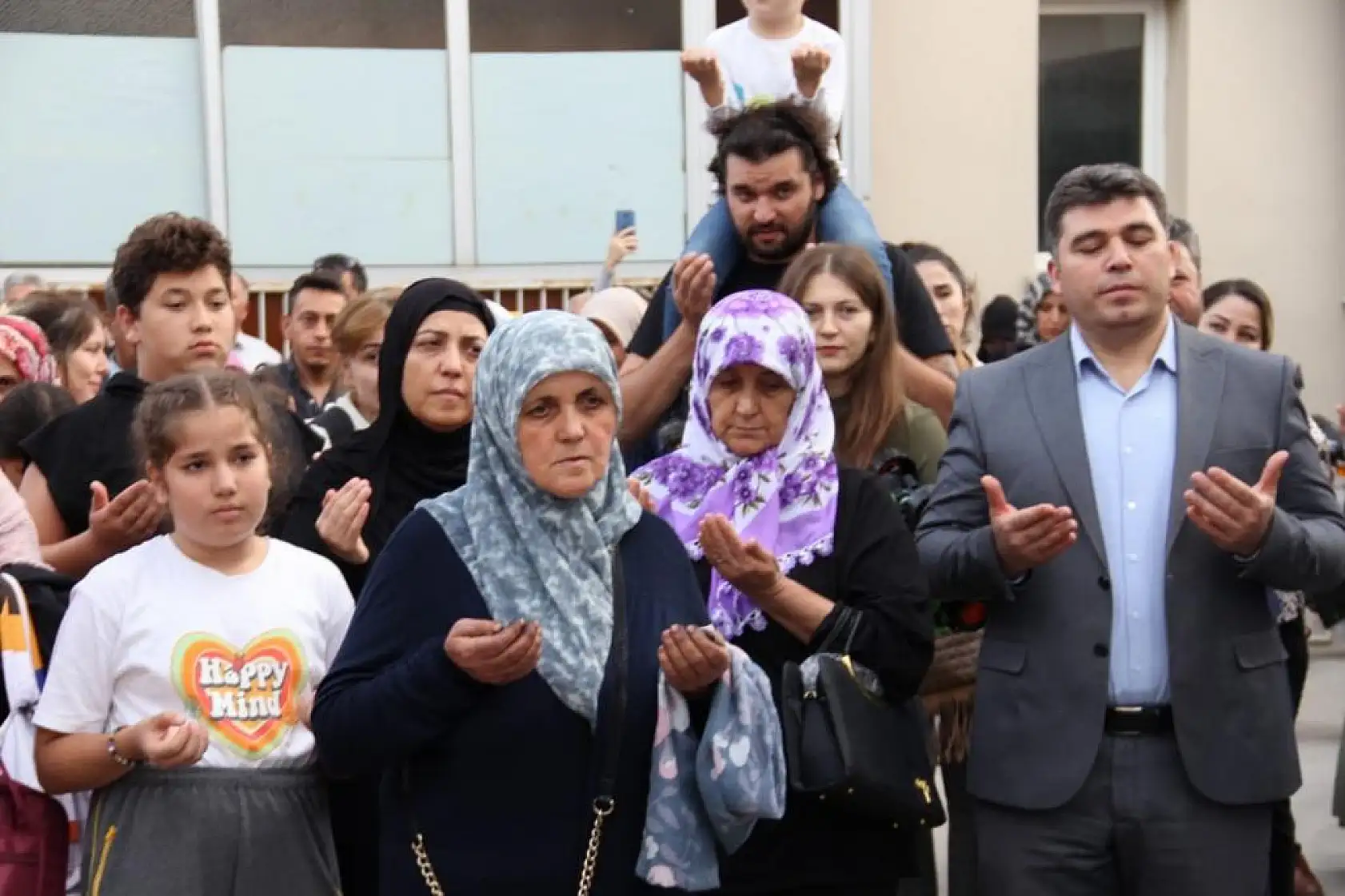 Umreye Giden Vatandaşlar Dualar Eşliğinde Uğurlandı