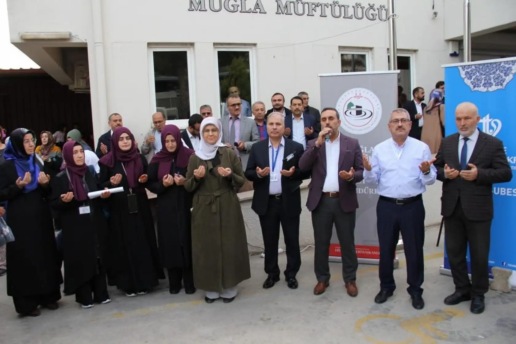 Umreye Giden Vatandaşlar Dualar Eşliğinde Uğurlandı