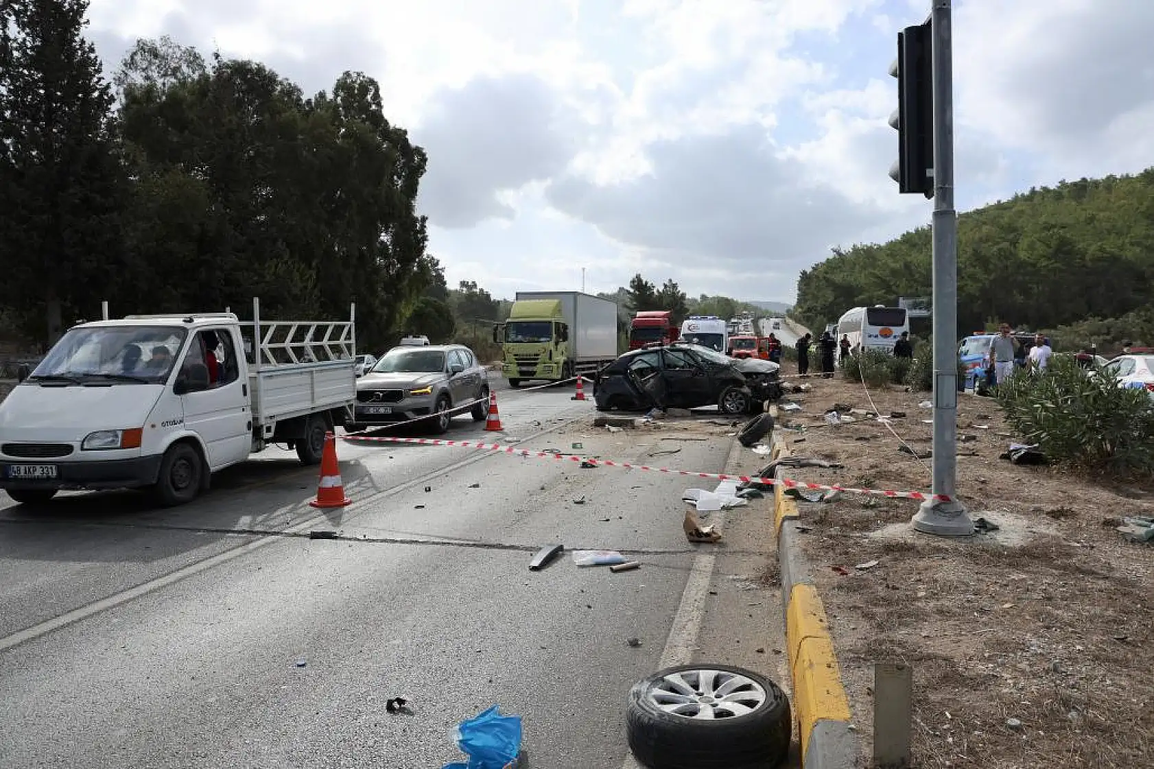 Otomobil Otobüsün Altında Kaldı: 1 Ölü, 3 Yaralı