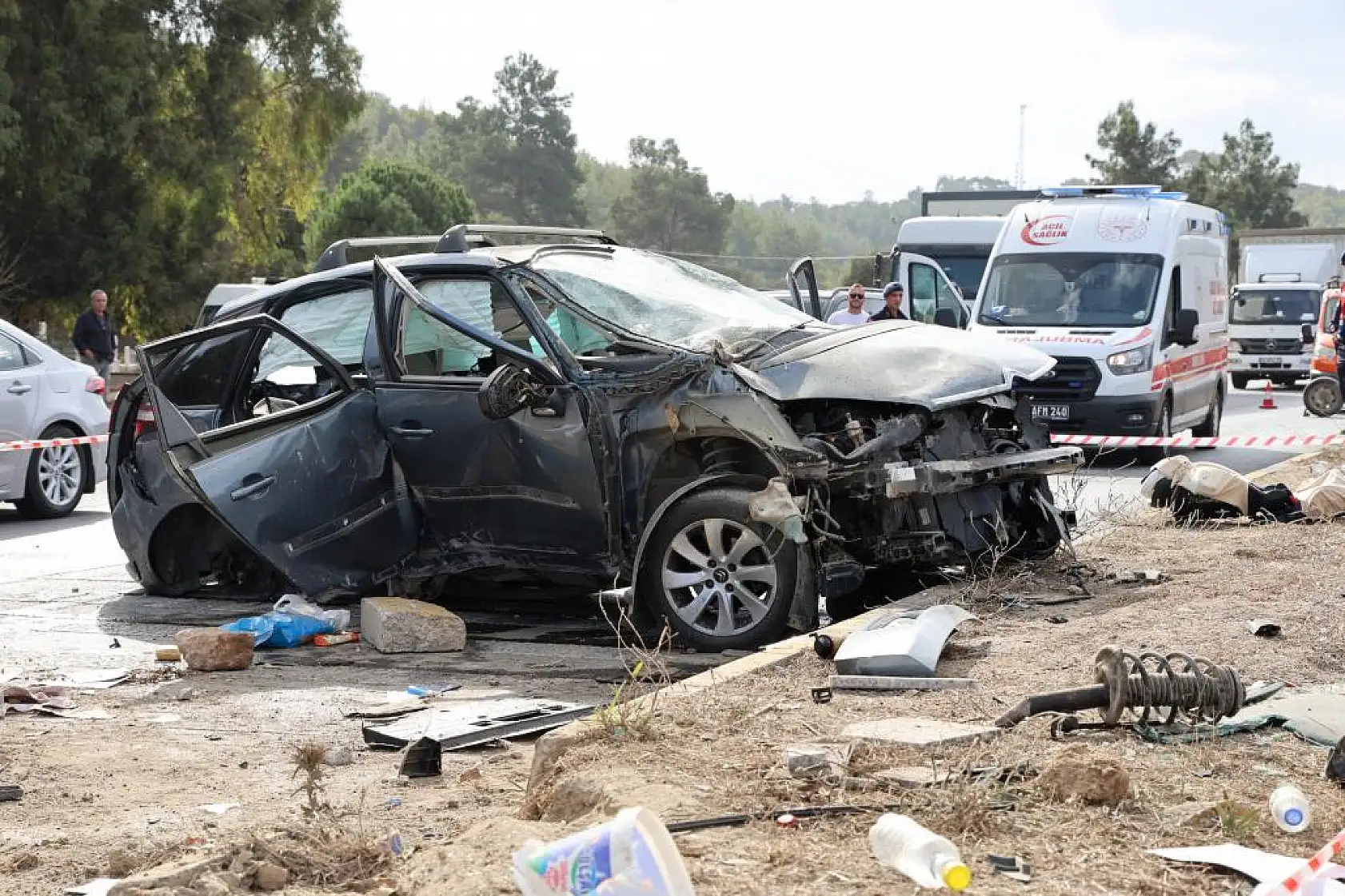 Otomobil Otobüsün Altında Kaldı: 1 Ölü, 3 Yaralı