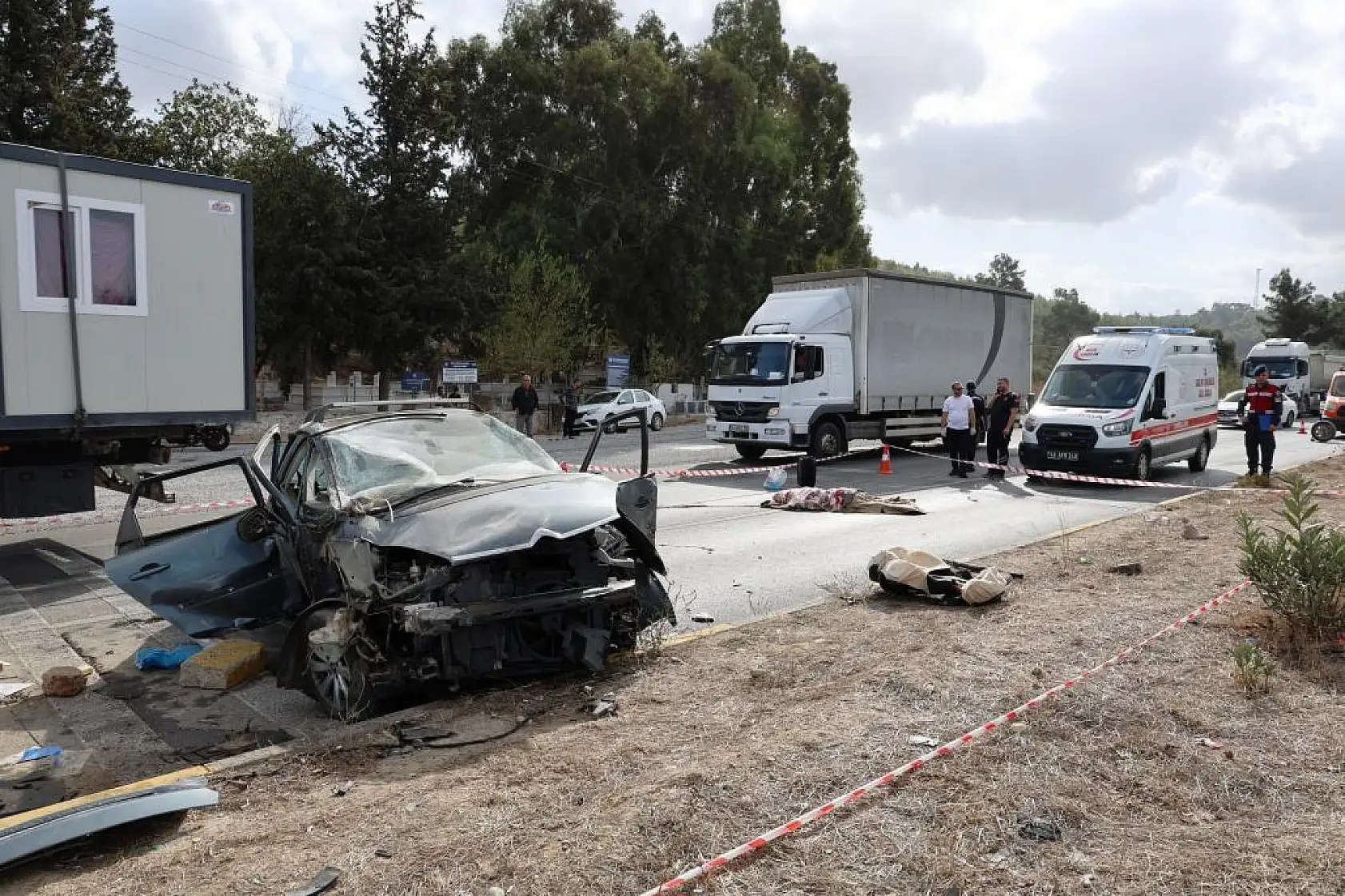 Otomobil Otobüsün Altında Kaldı: 1 Ölü, 3 Yaralı