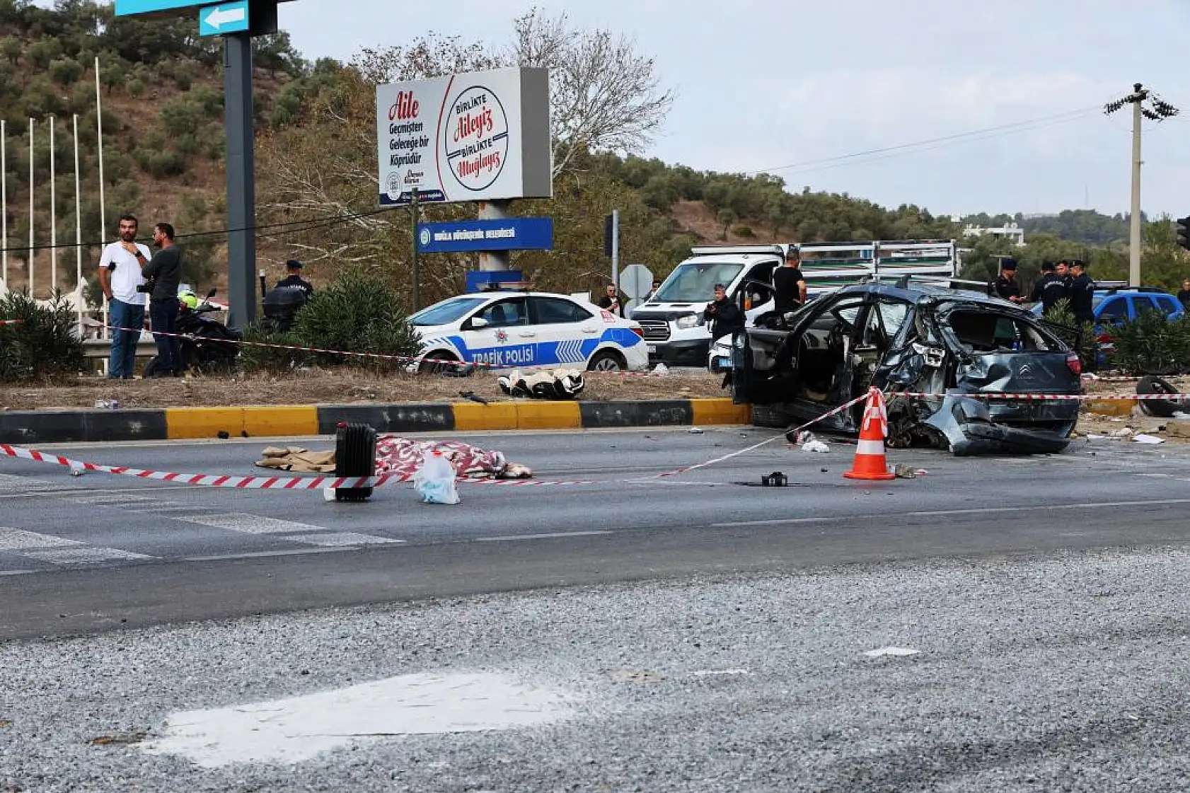 Otomobil Otobüsün Altında Kaldı: 1 Ölü, 3 Yaralı