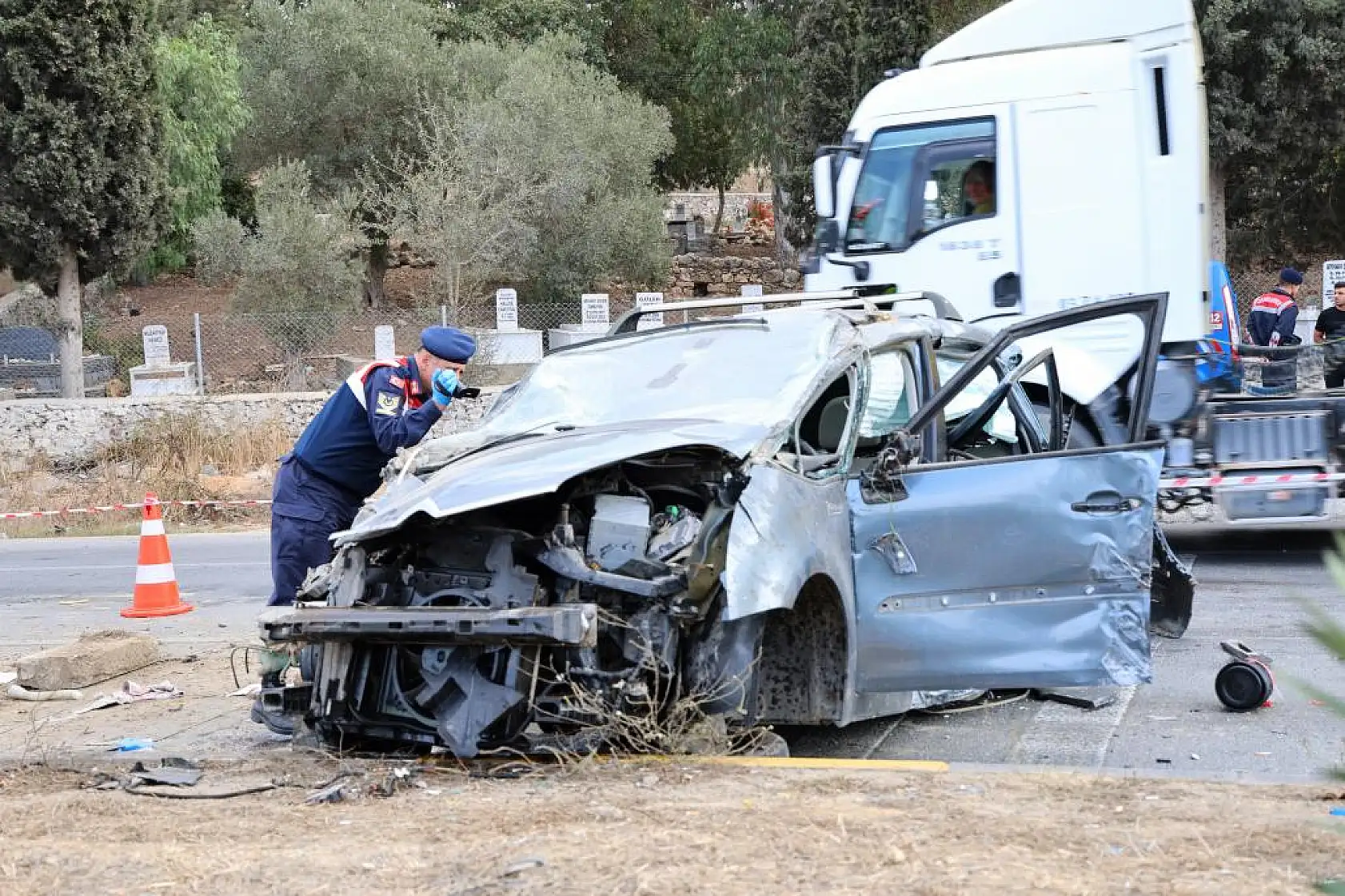 Otomobil Otobüsün Altında Kaldı: 1 Ölü, 3 Yaralı