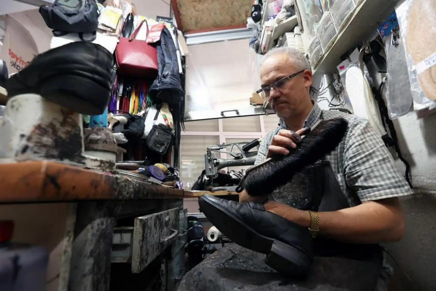 Ayakkabı tamircisi Karaçam, 'Eskiye rağbet çok ama çırak yok'
