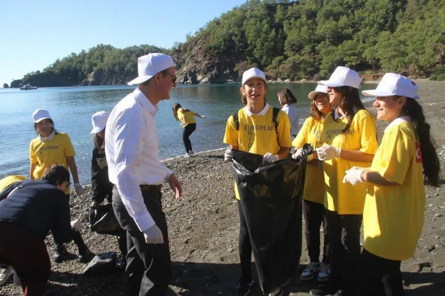 Fethiye'de plaj temizliği