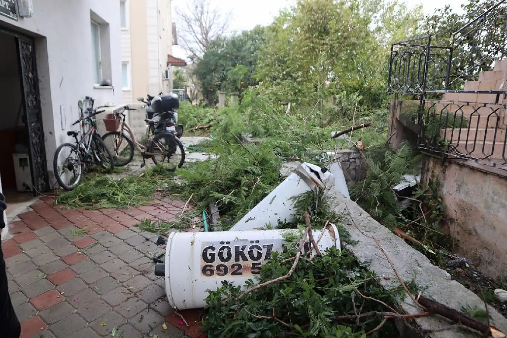 O ilçeyi hortum vurdu
