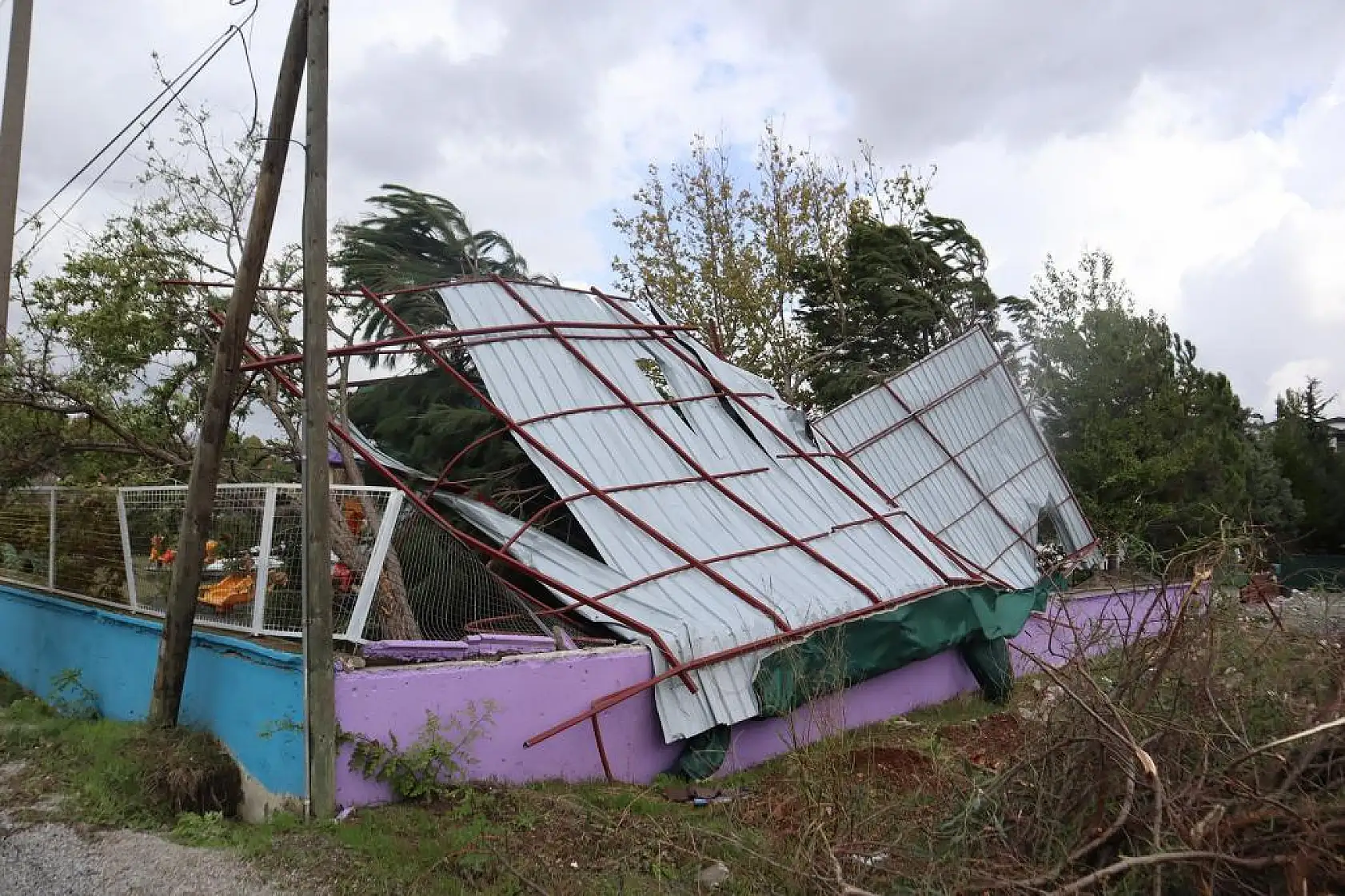 O ilçeyi hortum vurdu
