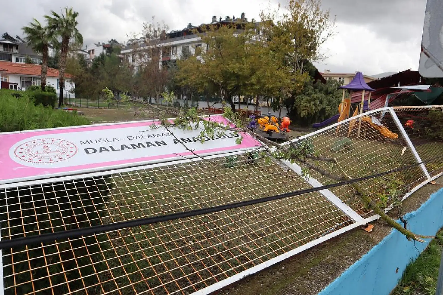 O ilçeyi hortum vurdu