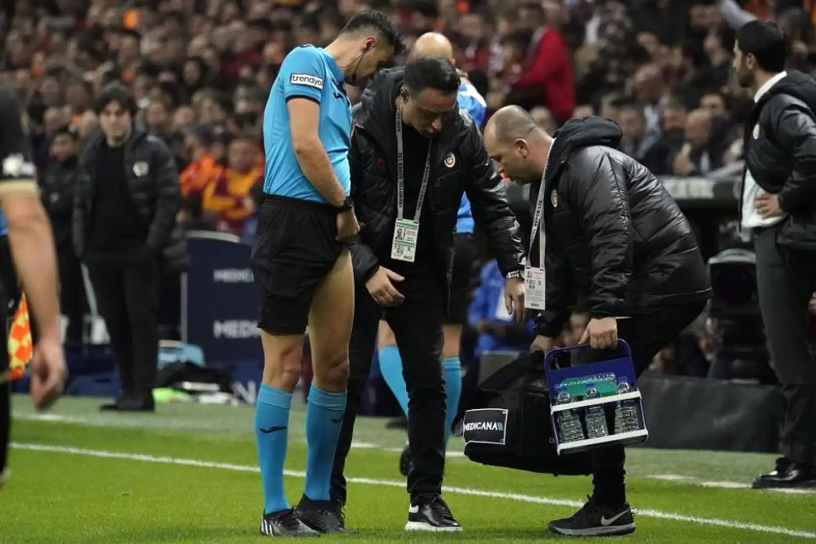 Sahalarda ender görülen olay! Hakem sakatlandı, maça devam edemedi..