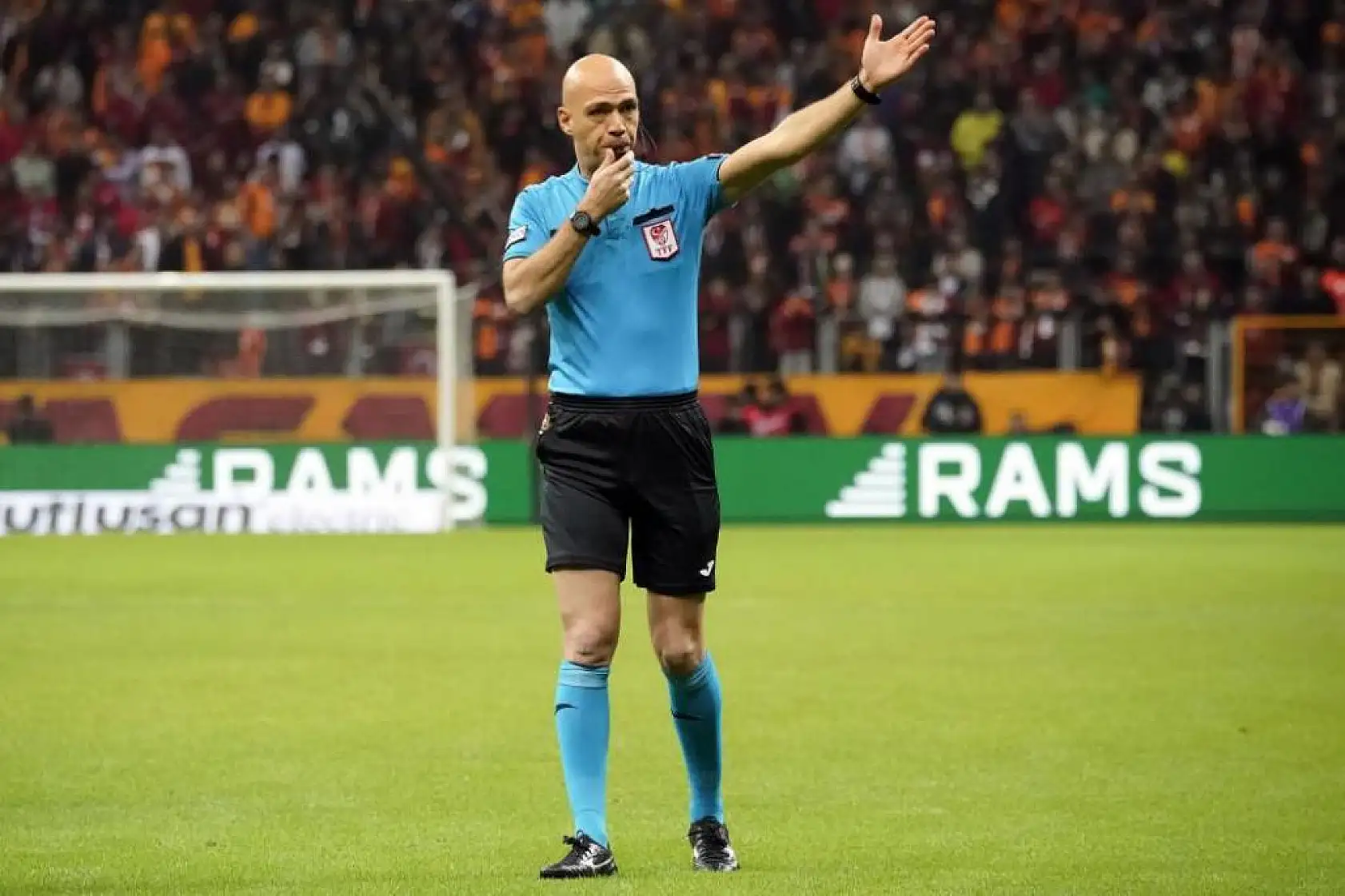 Sahalarda ender görülen olay! Hakem sakatlandı, maça devam edemedi..