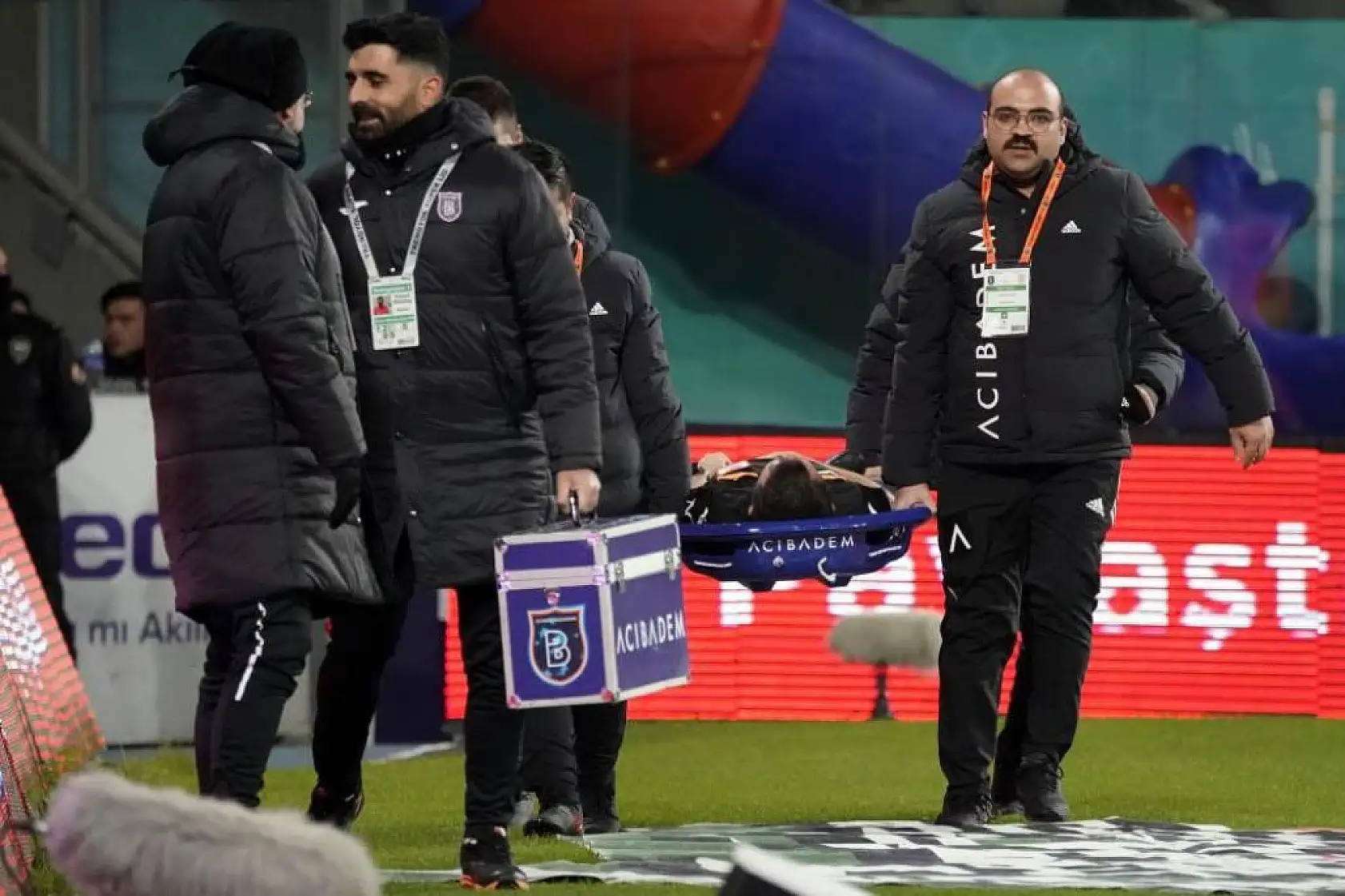 Yine bir müsabakada hakem sakatlandı! Devam edemedi..