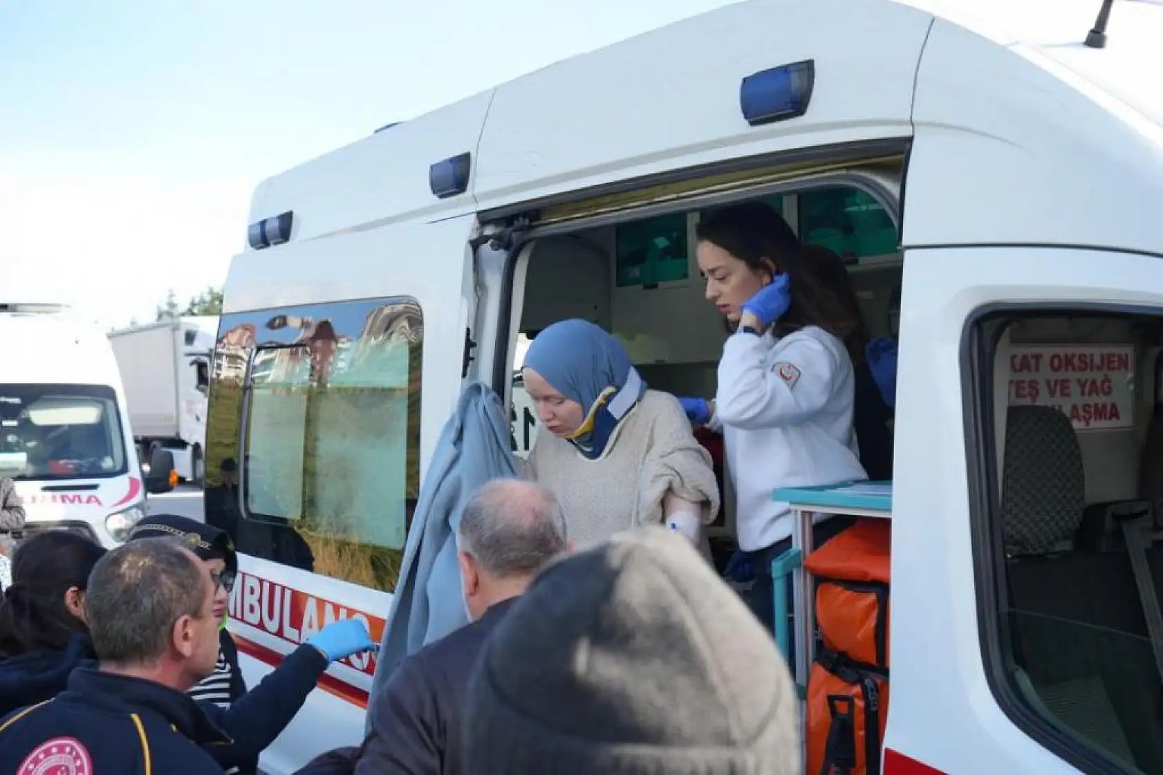 Yolcu otobüsüyle tır çarpıştı, çok sayıda yaralı var