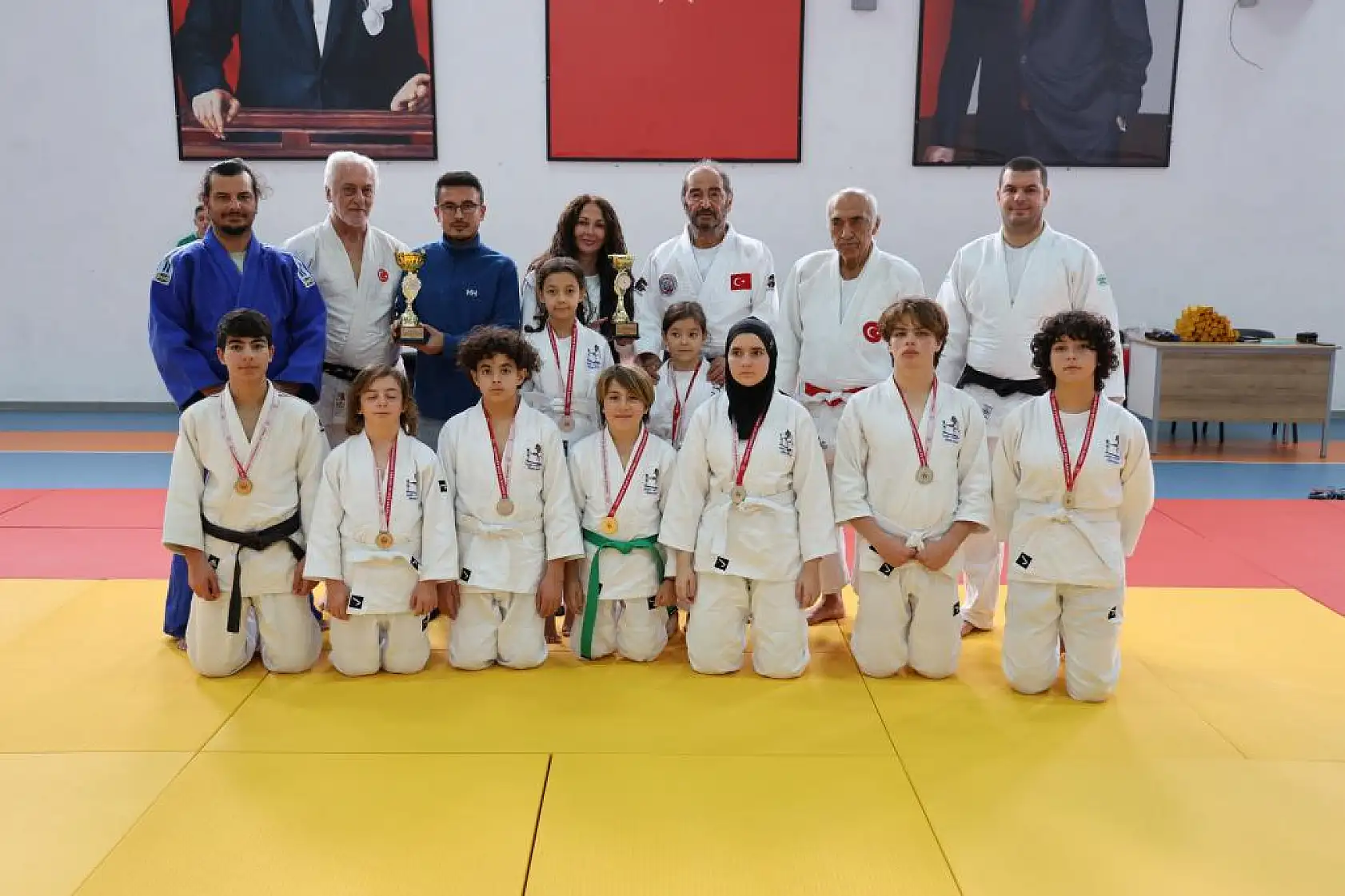 Judo takımı oyuncuları kuşak atladı