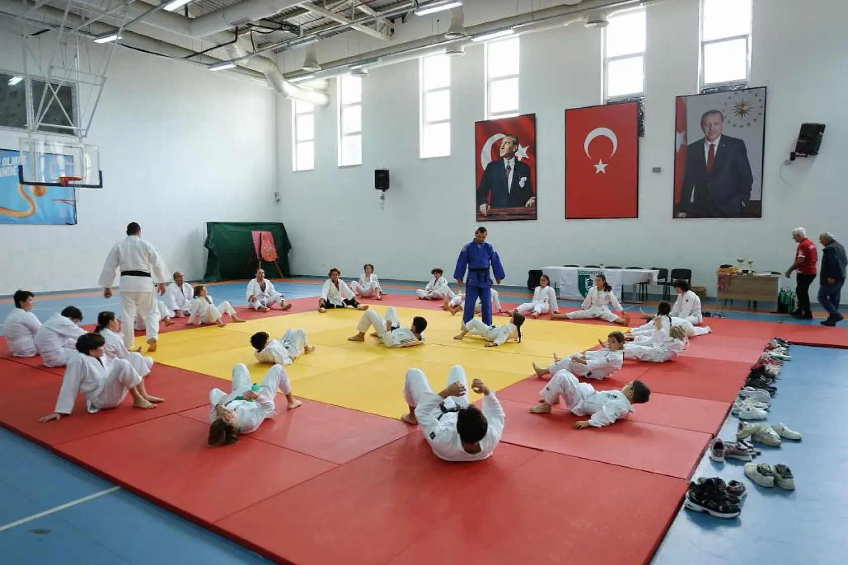 Judo takımı oyuncuları kuşak atladı