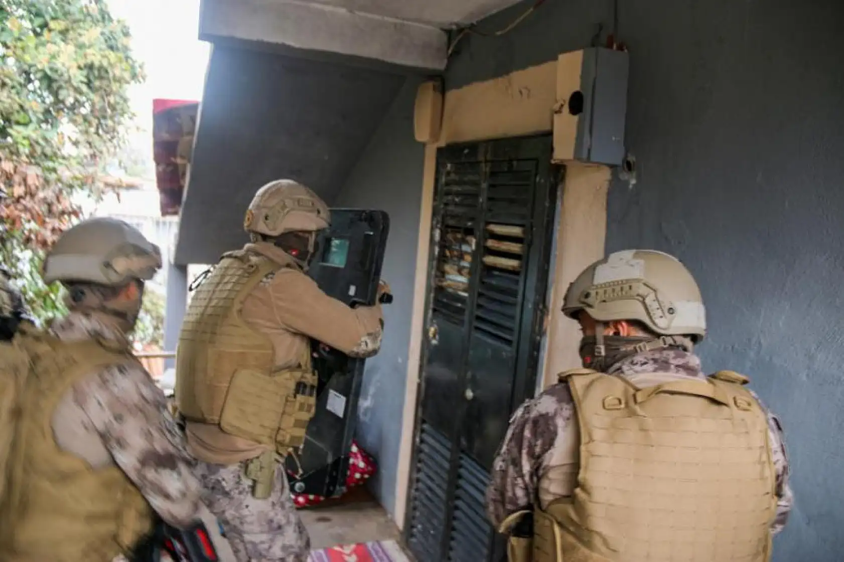 250 polisin katılımıyla film gibi uyuşturucu operasyonu